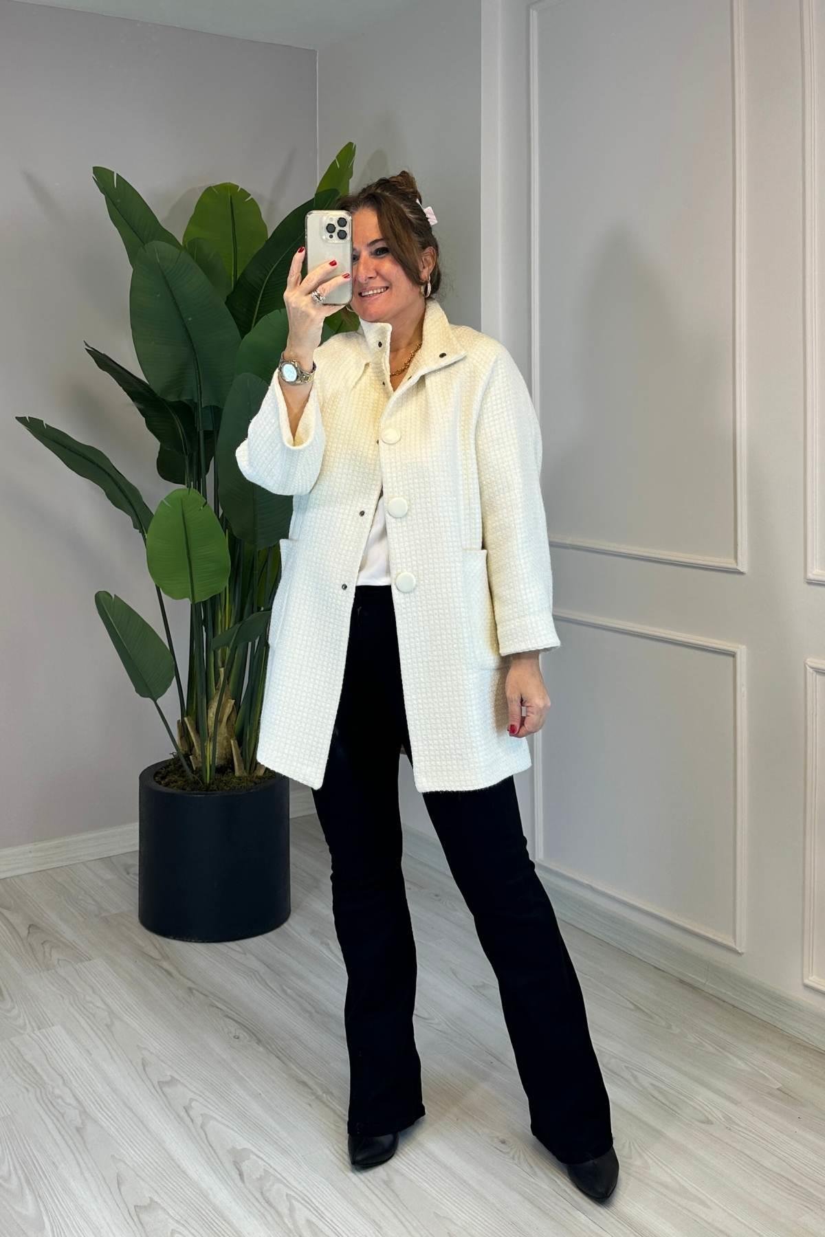 Dik Yaka Sim Şerit Detaylı Kaban Krem