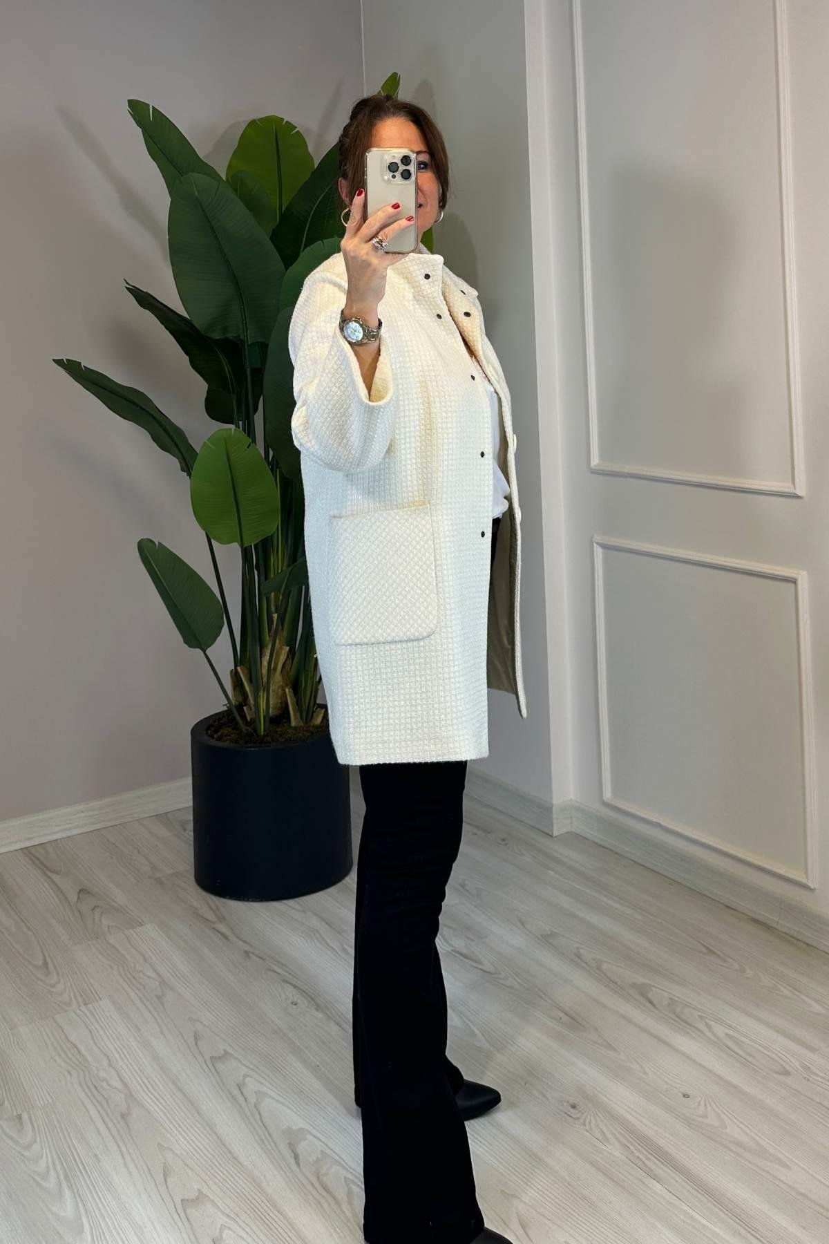 Dik Yaka Sim Şerit Detaylı Kaban Krem