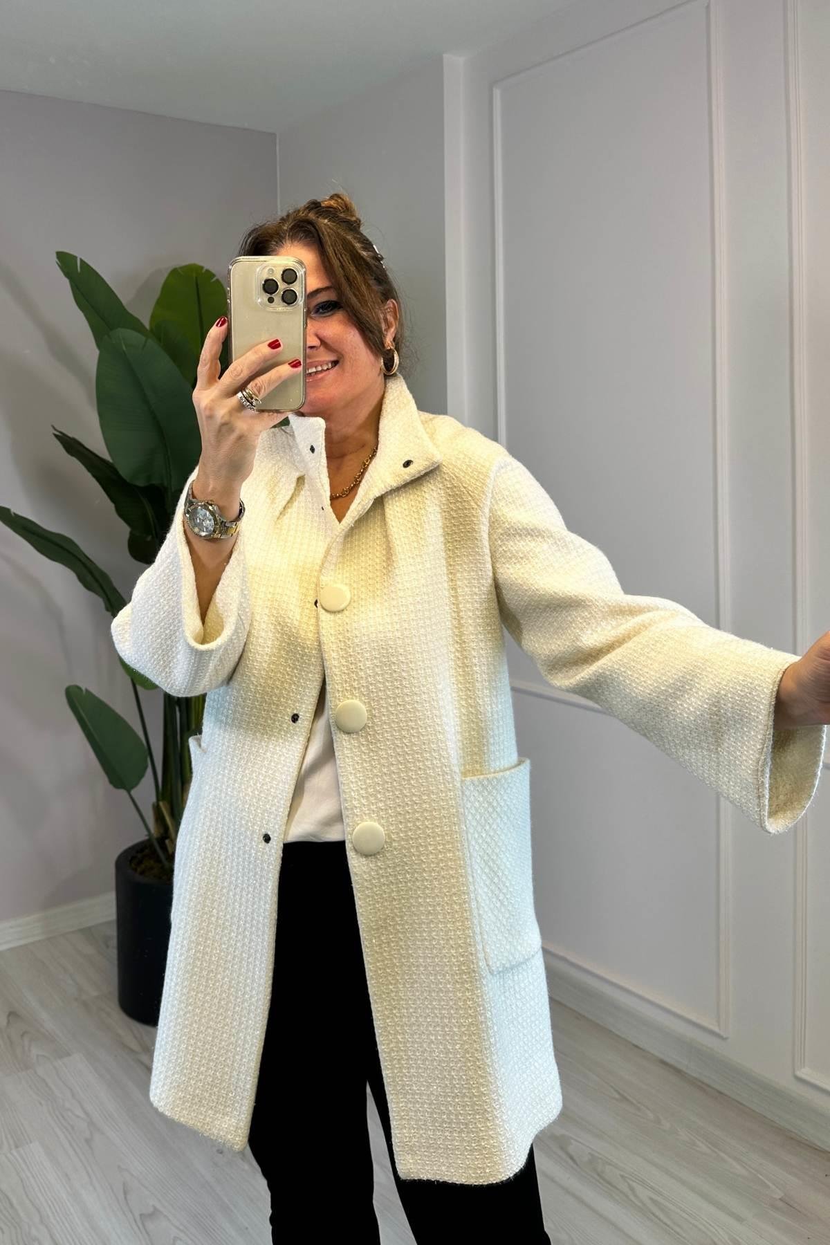 Dik Yaka Sim Şerit Detaylı Kaban Krem