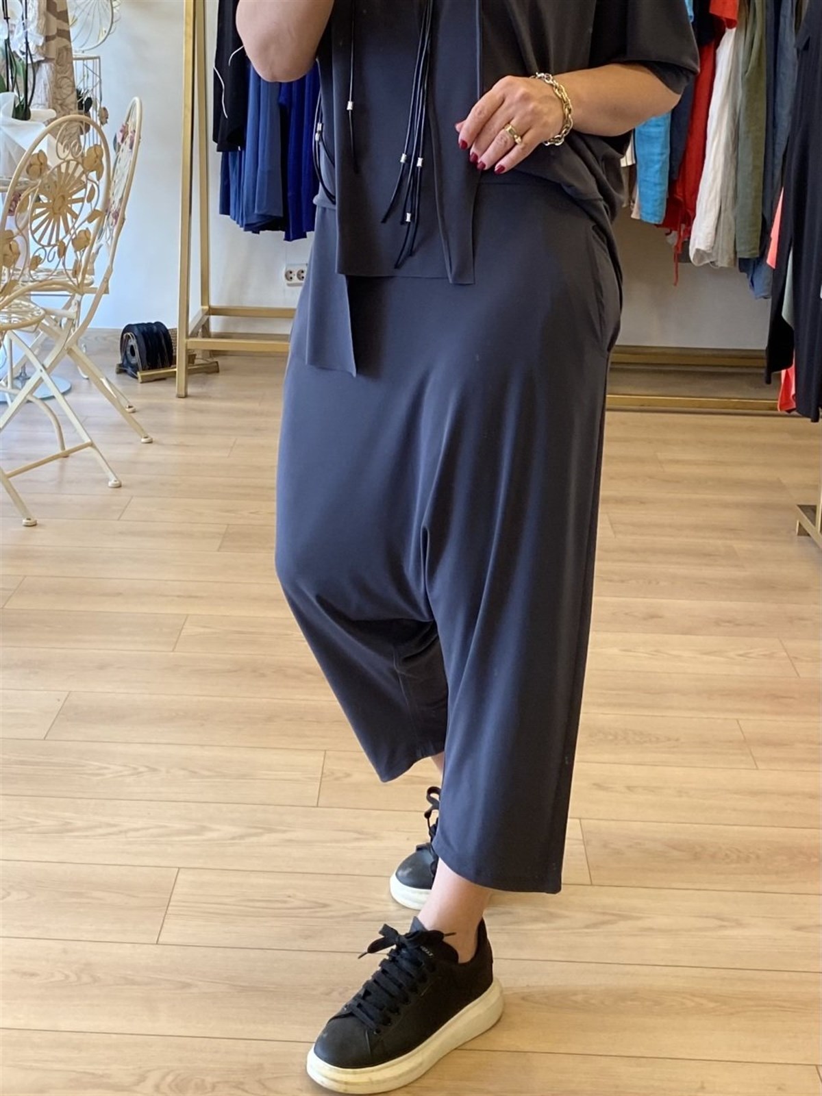 Dikiş detaylı şalvar pantolonlu takım füme