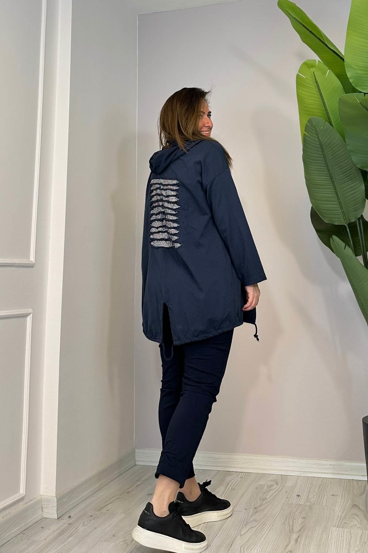 Düz Renk Arkası Pul Detaylı Kapşonlu Pamuklu Ceket Lacivert