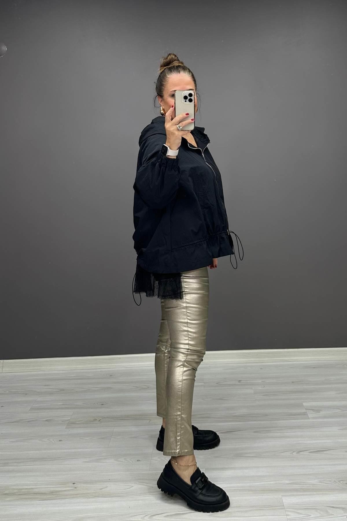 Etek ucu Dantel Detaylı Mont Siyah