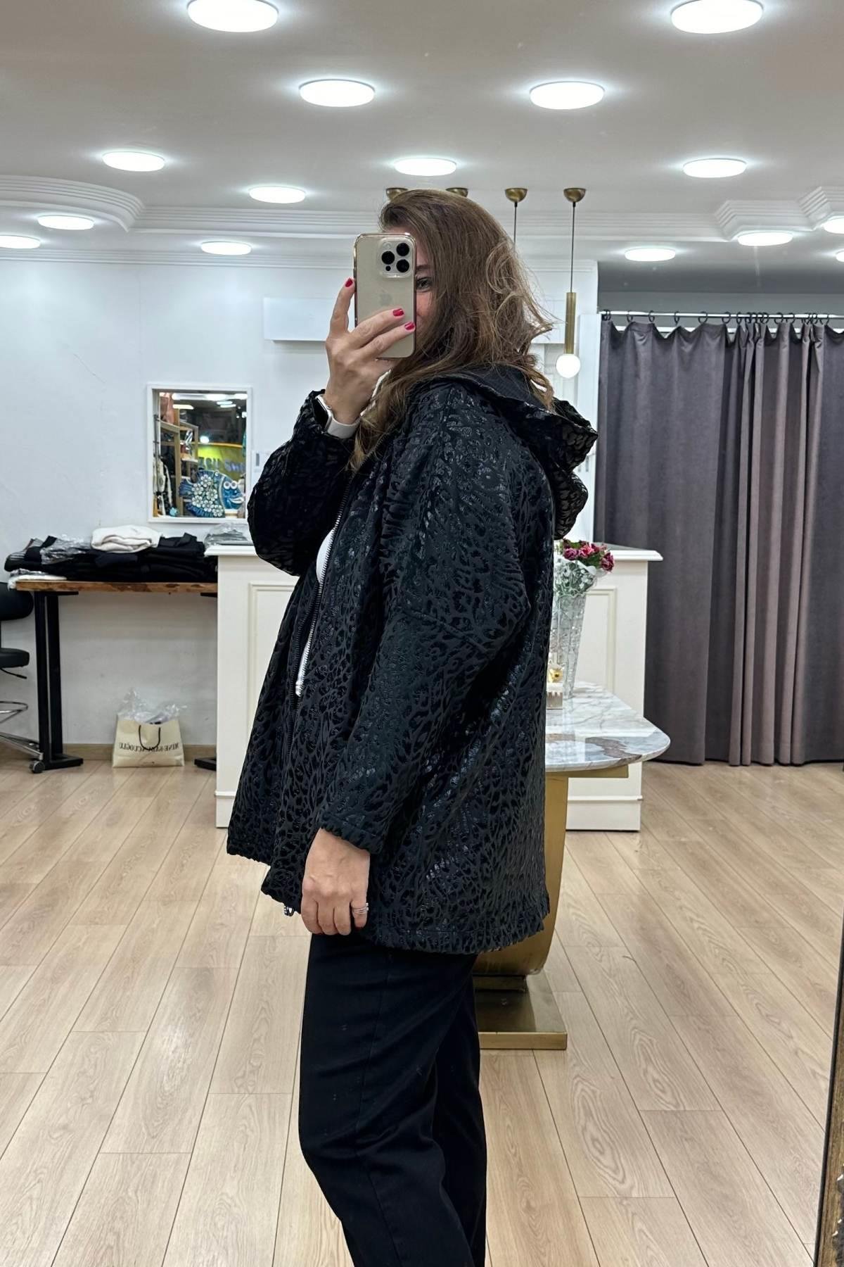 Kapüşonlu Fermuarlı Kabartma Desenli Ceket-Siyah