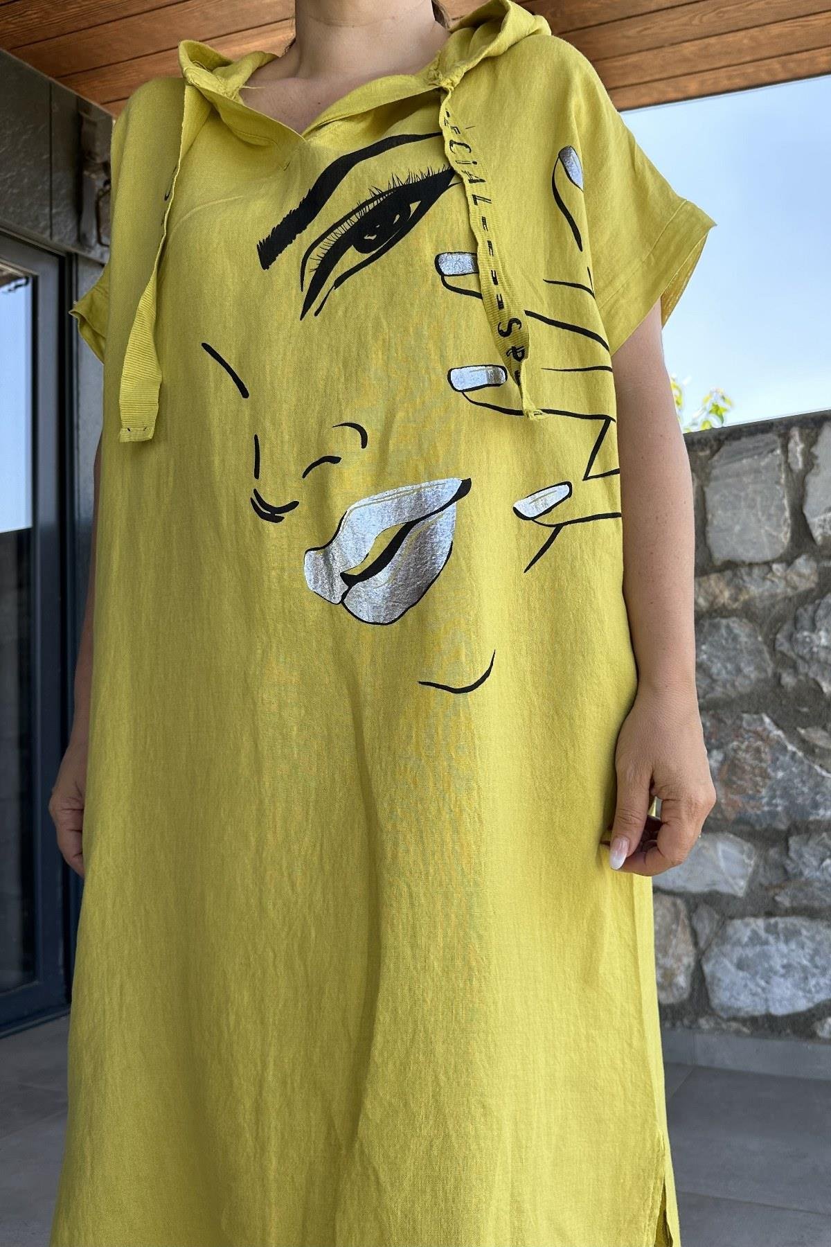 Kapuşonlu Kız Surat Detaylı Midi Boy Elbise Sarı