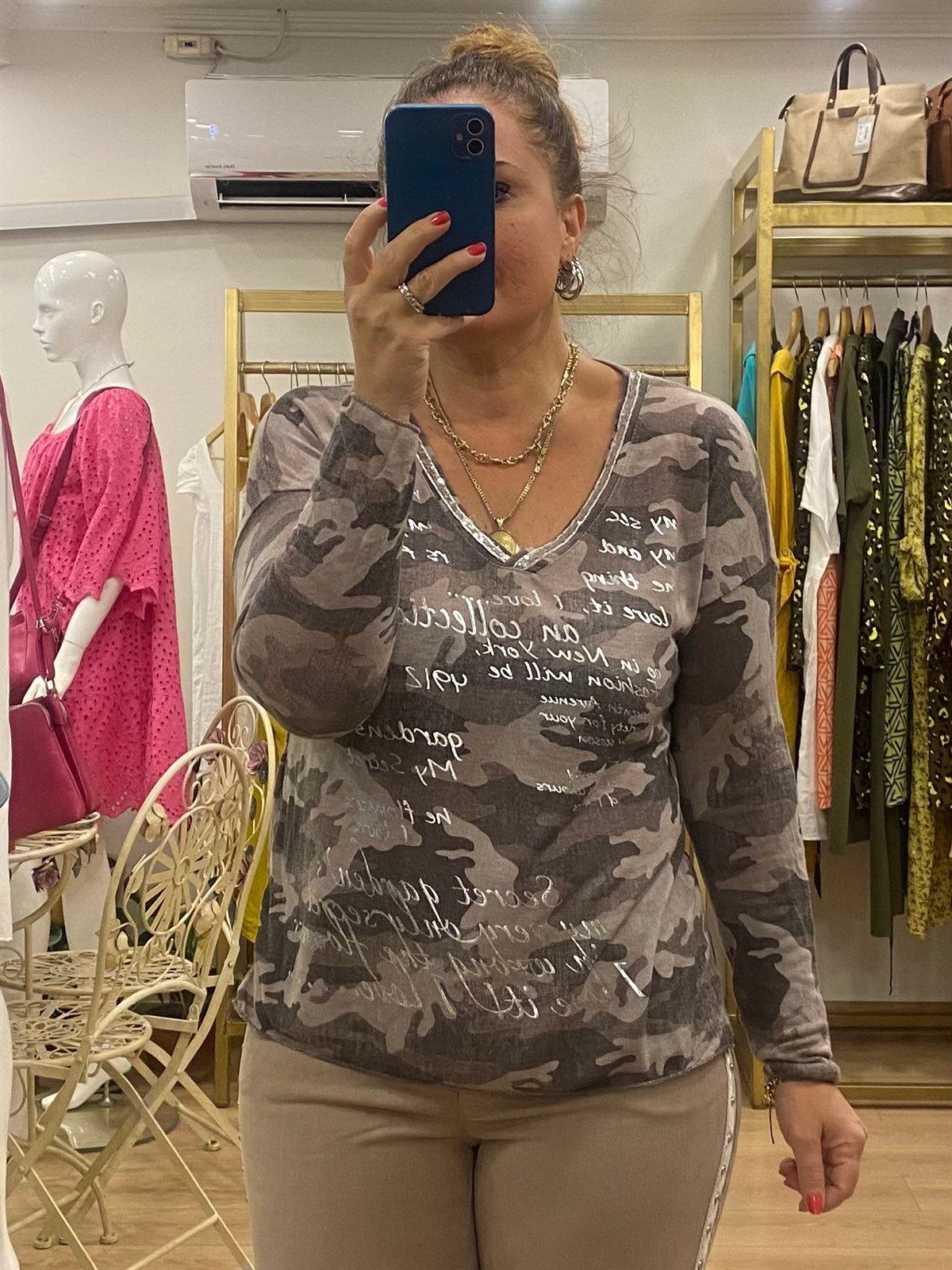 kendinden desenli pul işlemeli bluz kahve