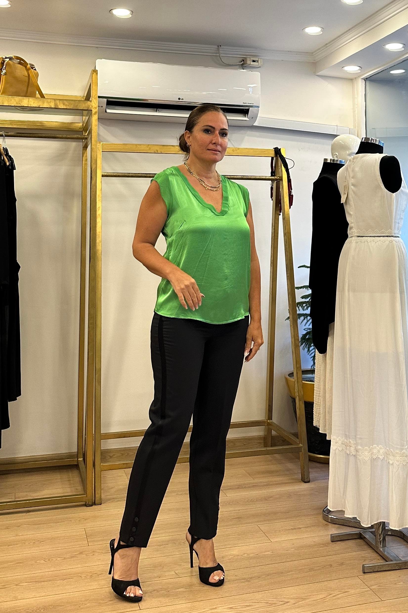Kolsuz V Yakalı İpek Detaylı Saten Bluz Yeşil