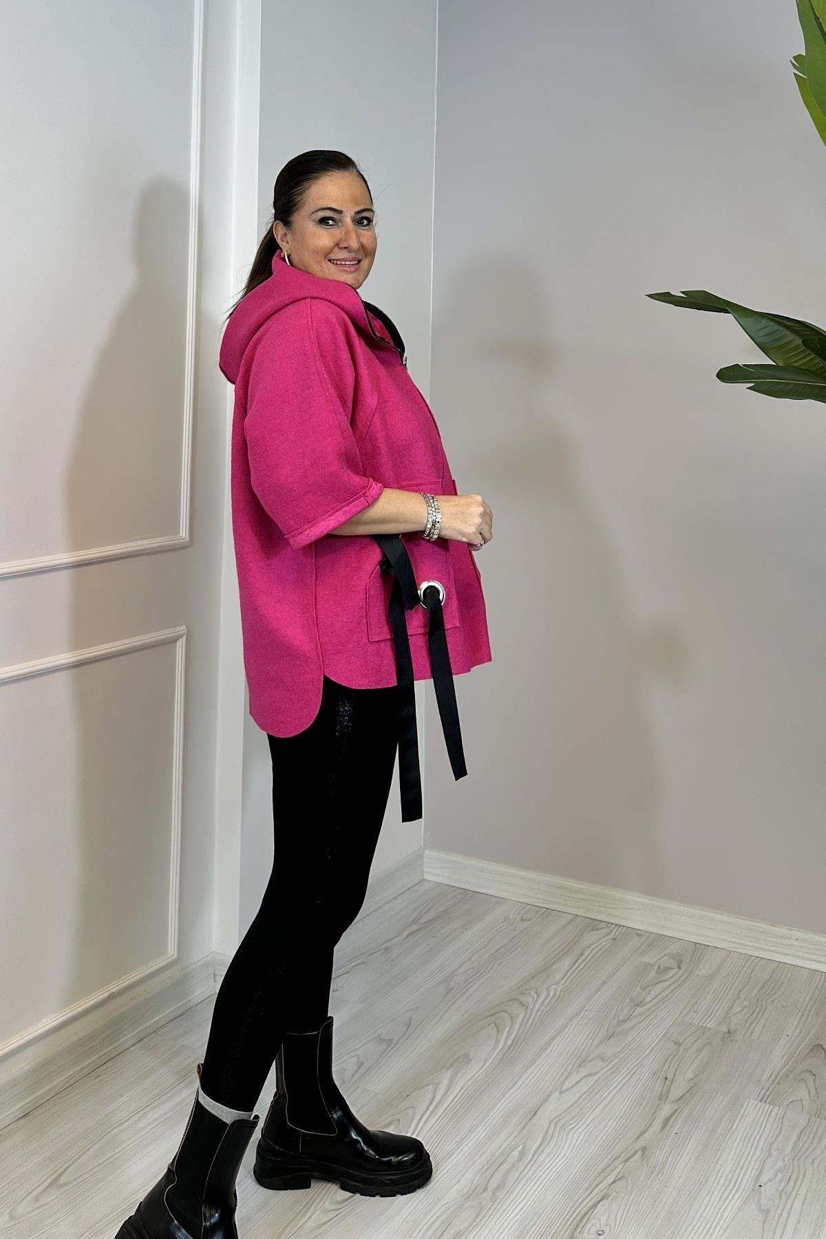 Kurdele Detaylı Keçe Mont Pembe