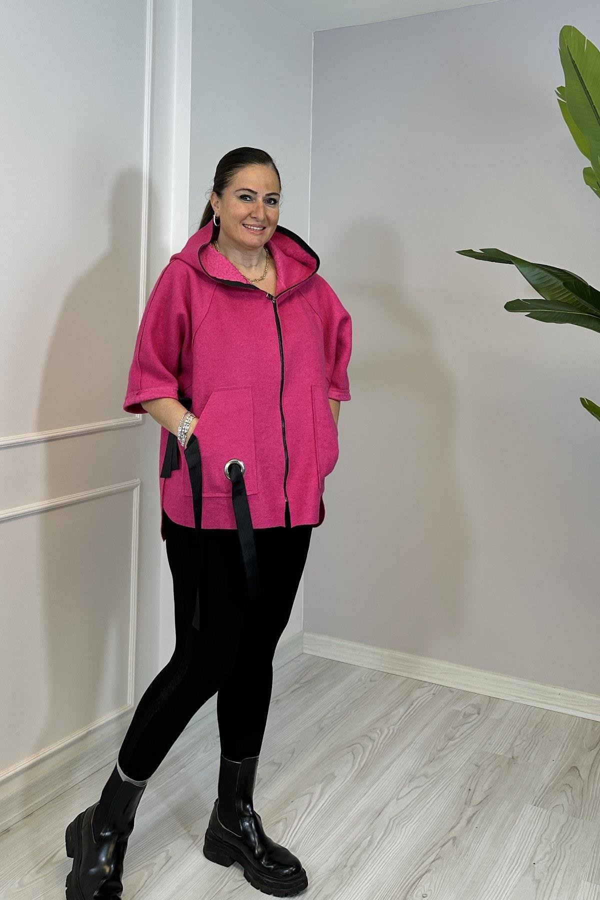 Kurdele Detaylı Keçe Mont Pembe