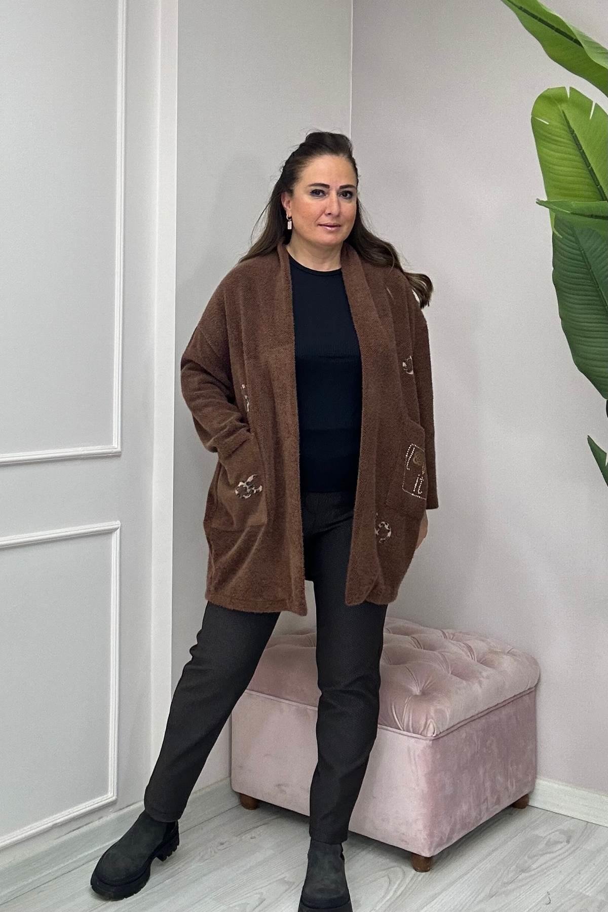 Rakam Desen Detaylı Cepli Hırka-Kahverengi