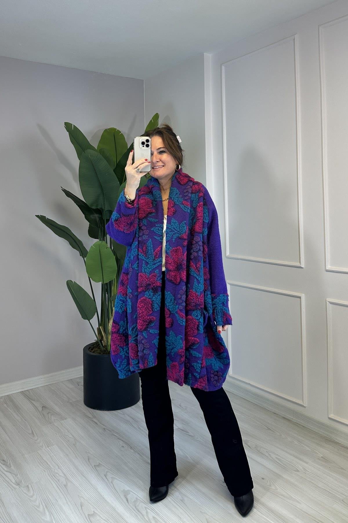 Şal Detaylı Önü Çiçek Desenli Keçe Kaban Mor