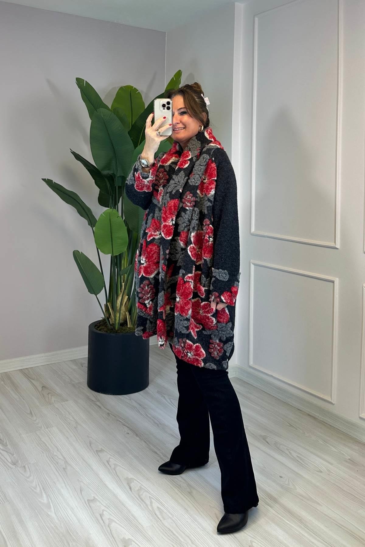 Şal Detaylı Önü Çiçek Desenli Keçe Kaban Siyah