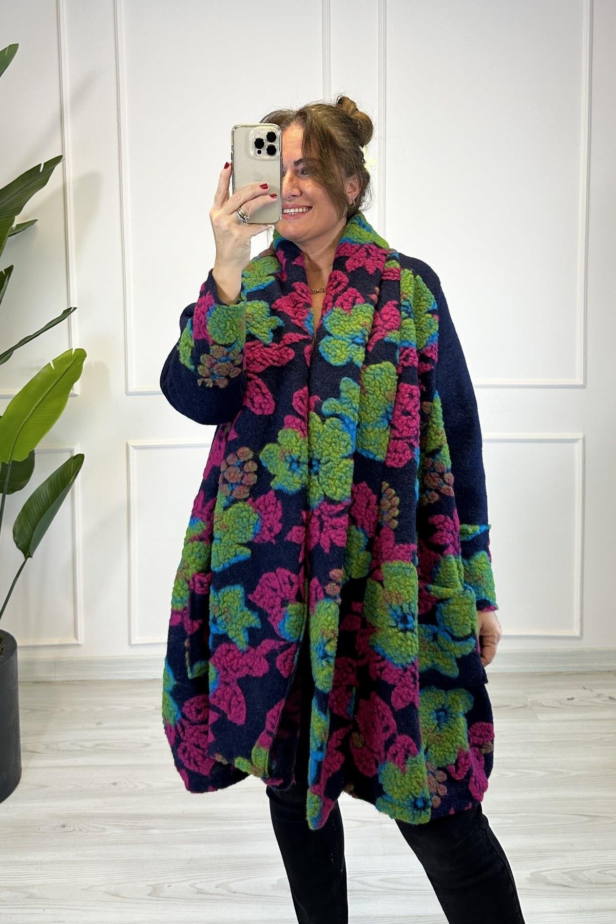 Şal Detaylı Önü Çiçek Desenli Keçe Kaban Lacivert