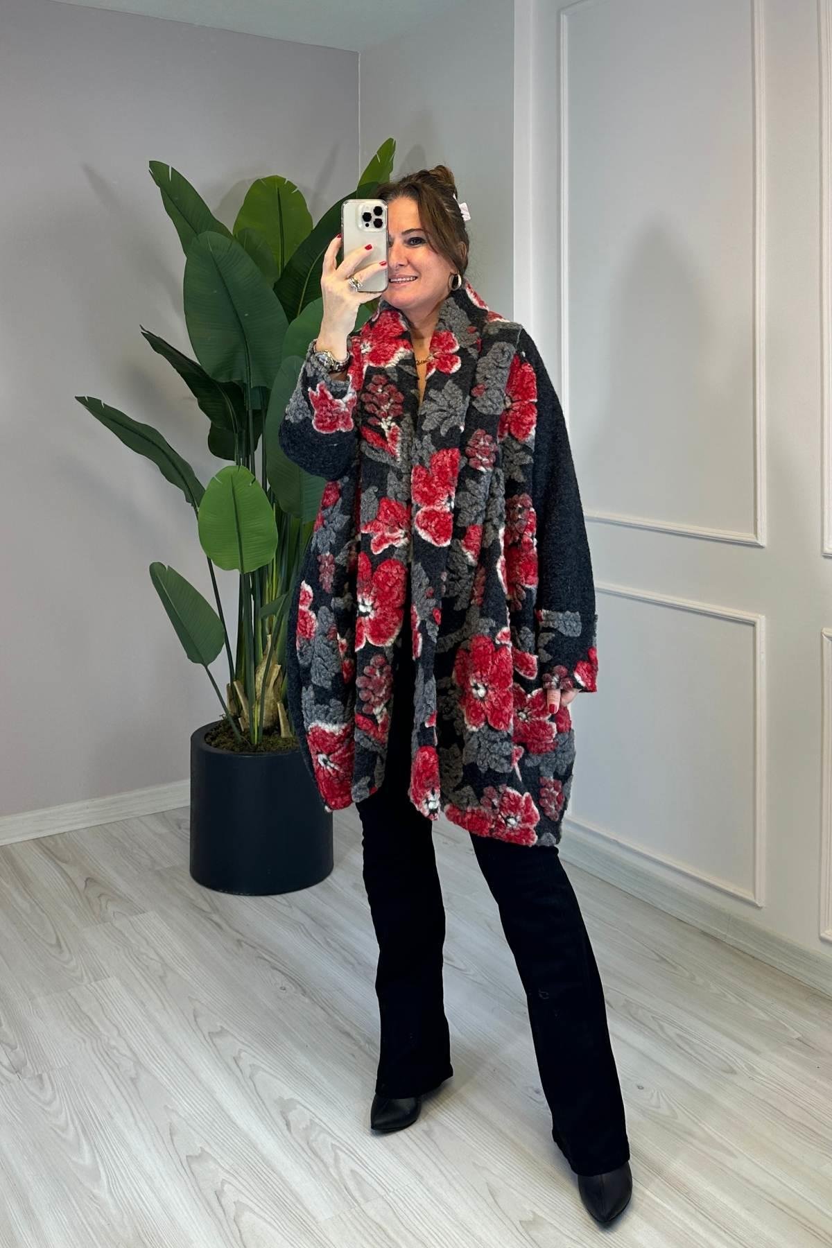 Şal Detaylı Önü Çiçek Desenli Keçe Kaban Siyah