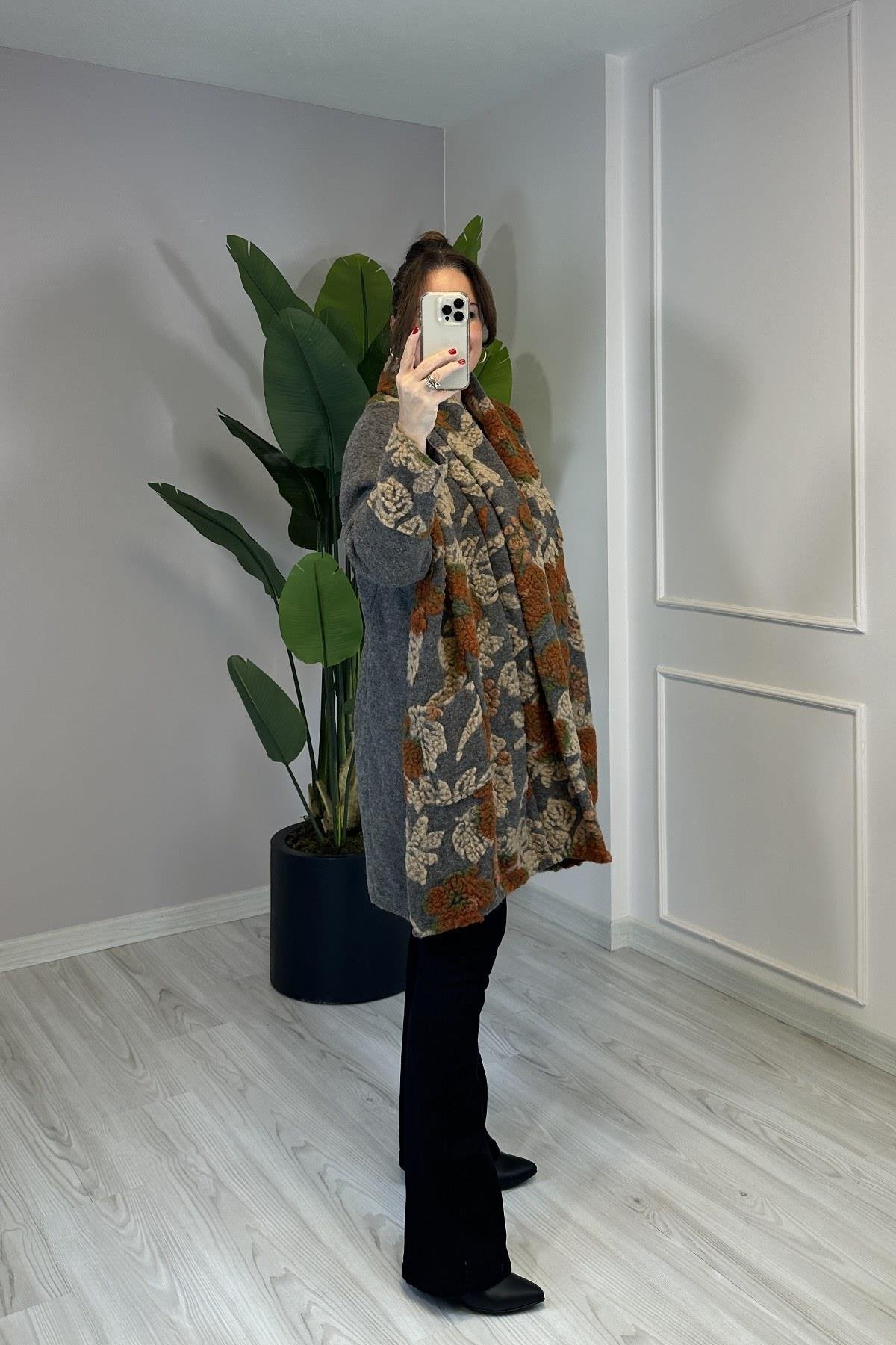 Şal Detaylı Önü Çiçek Desenli Keçe Kaban Gri