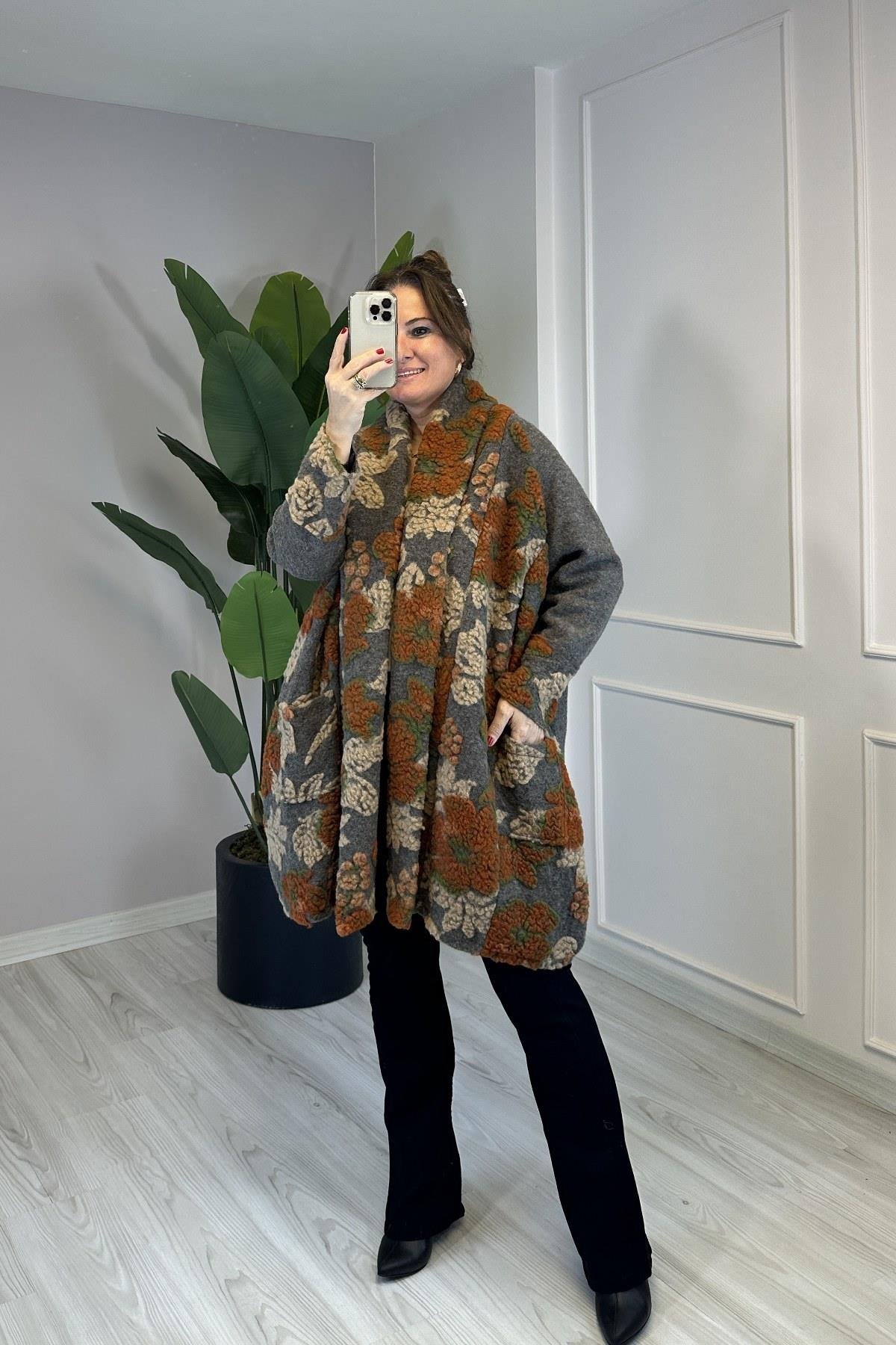 Şal Detaylı Önü Çiçek Desenli Keçe Kaban Gri