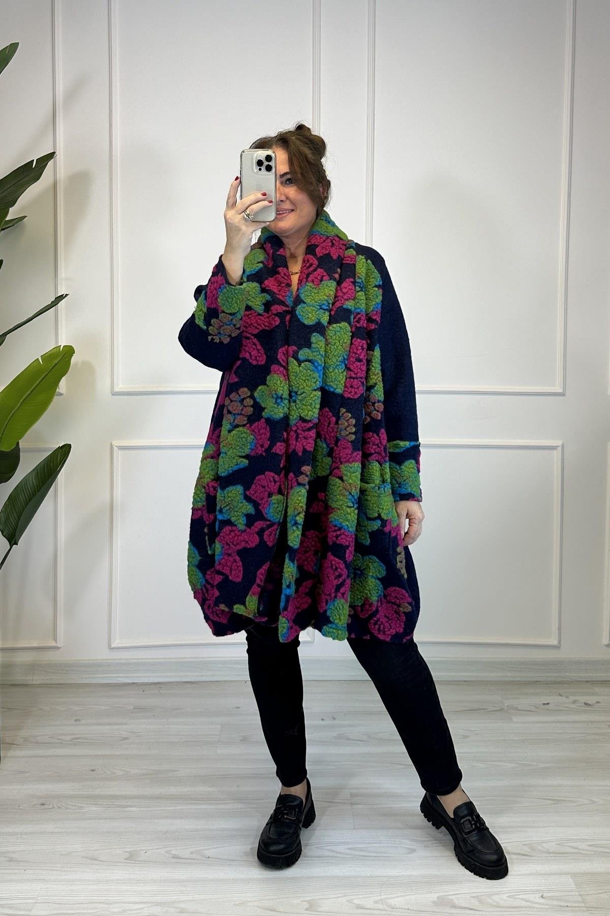 Şal Detaylı Önü Çiçek Desenli Keçe Kaban Lacivert