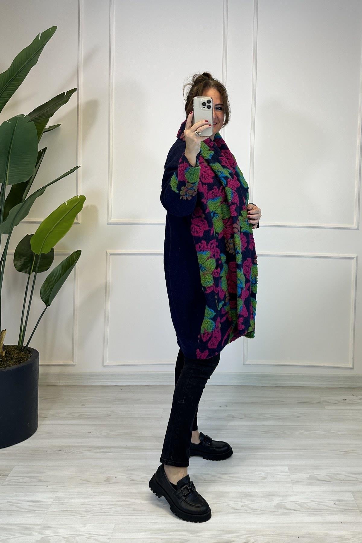 Şal Detaylı Önü Çiçek Desenli Keçe Kaban Lacivert