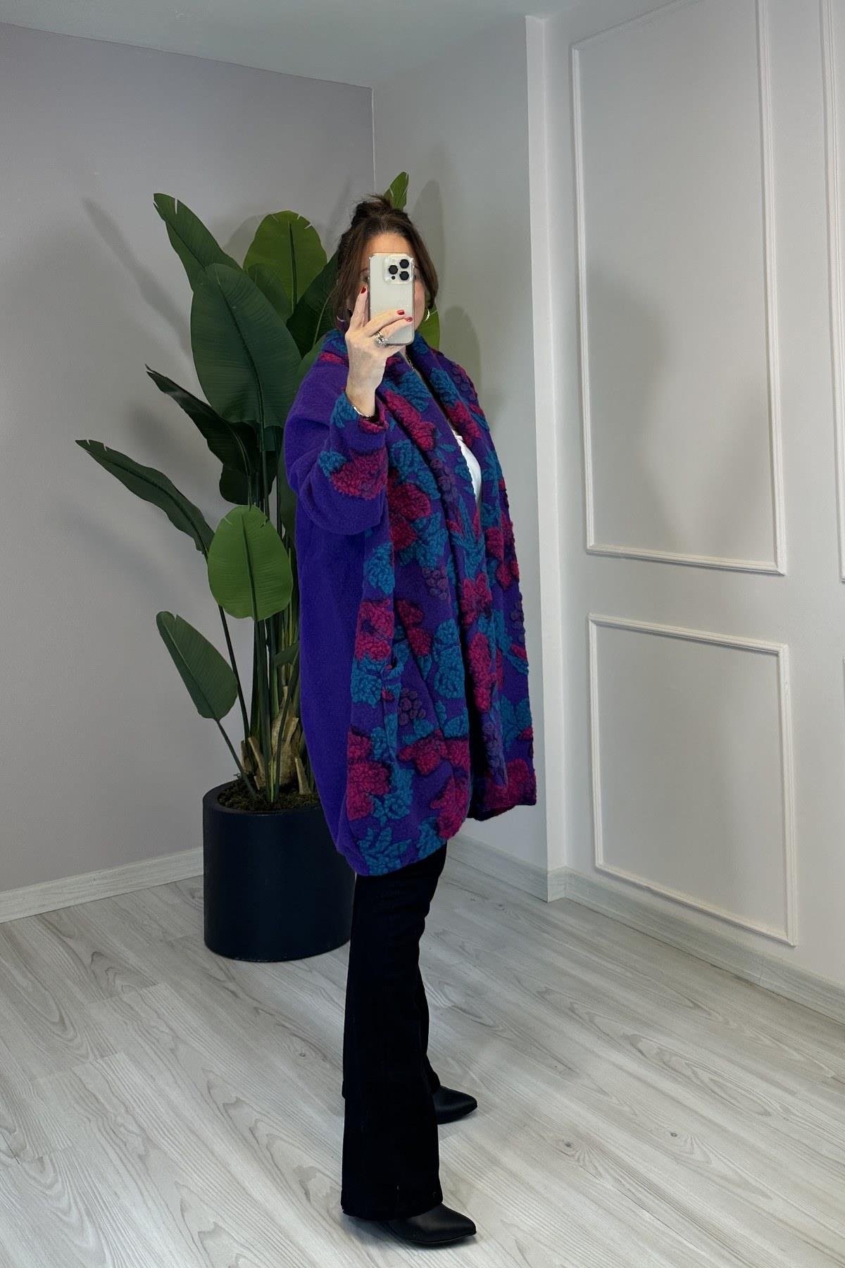 Şal Detaylı Önü Çiçek Desenli Keçe Kaban Mor