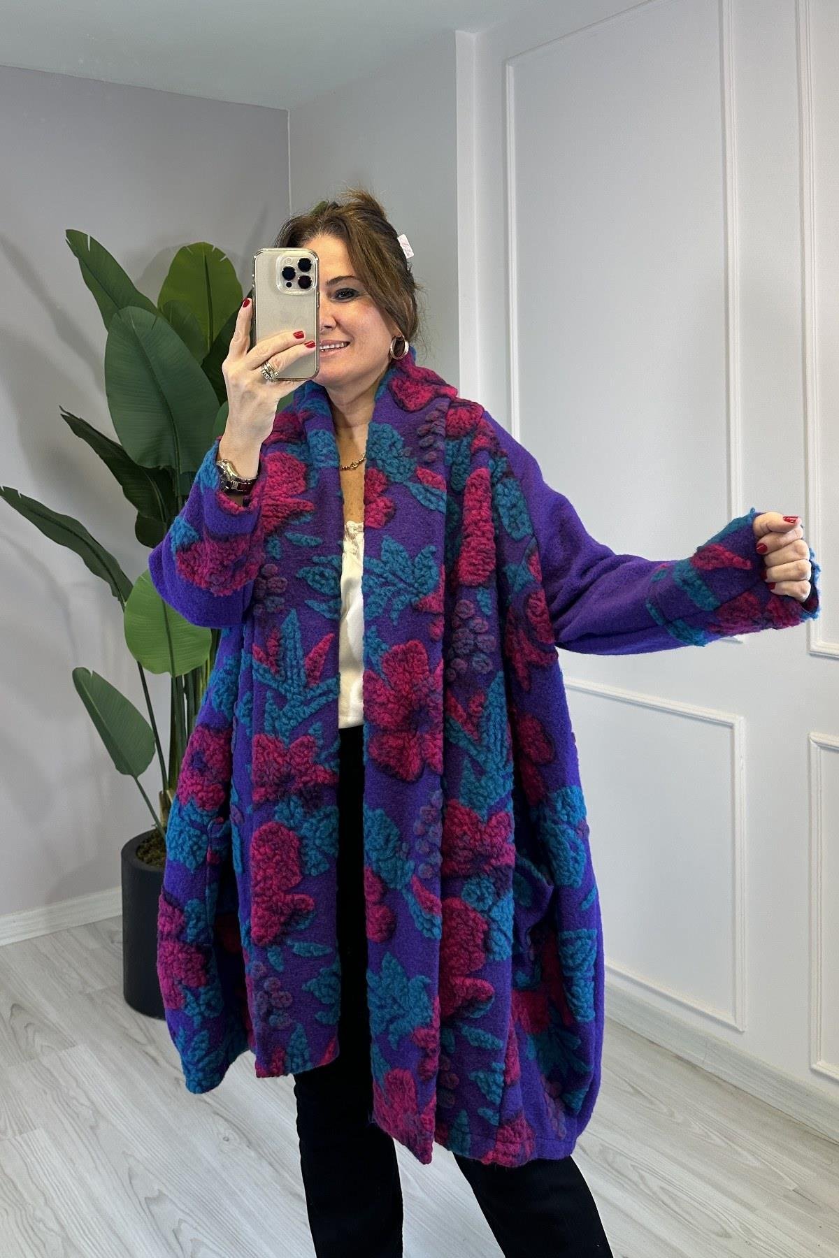 Şal Detaylı Önü Çiçek Desenli Keçe Kaban Mor