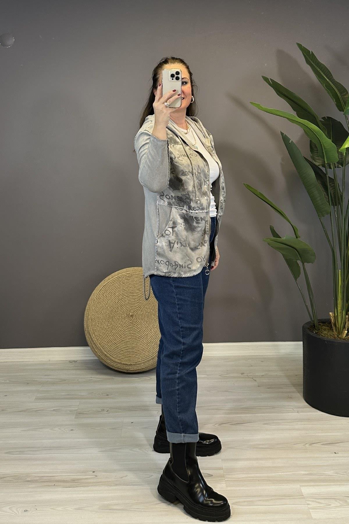 Sim Dikiş Detaylı Yazılı Ceket Gri