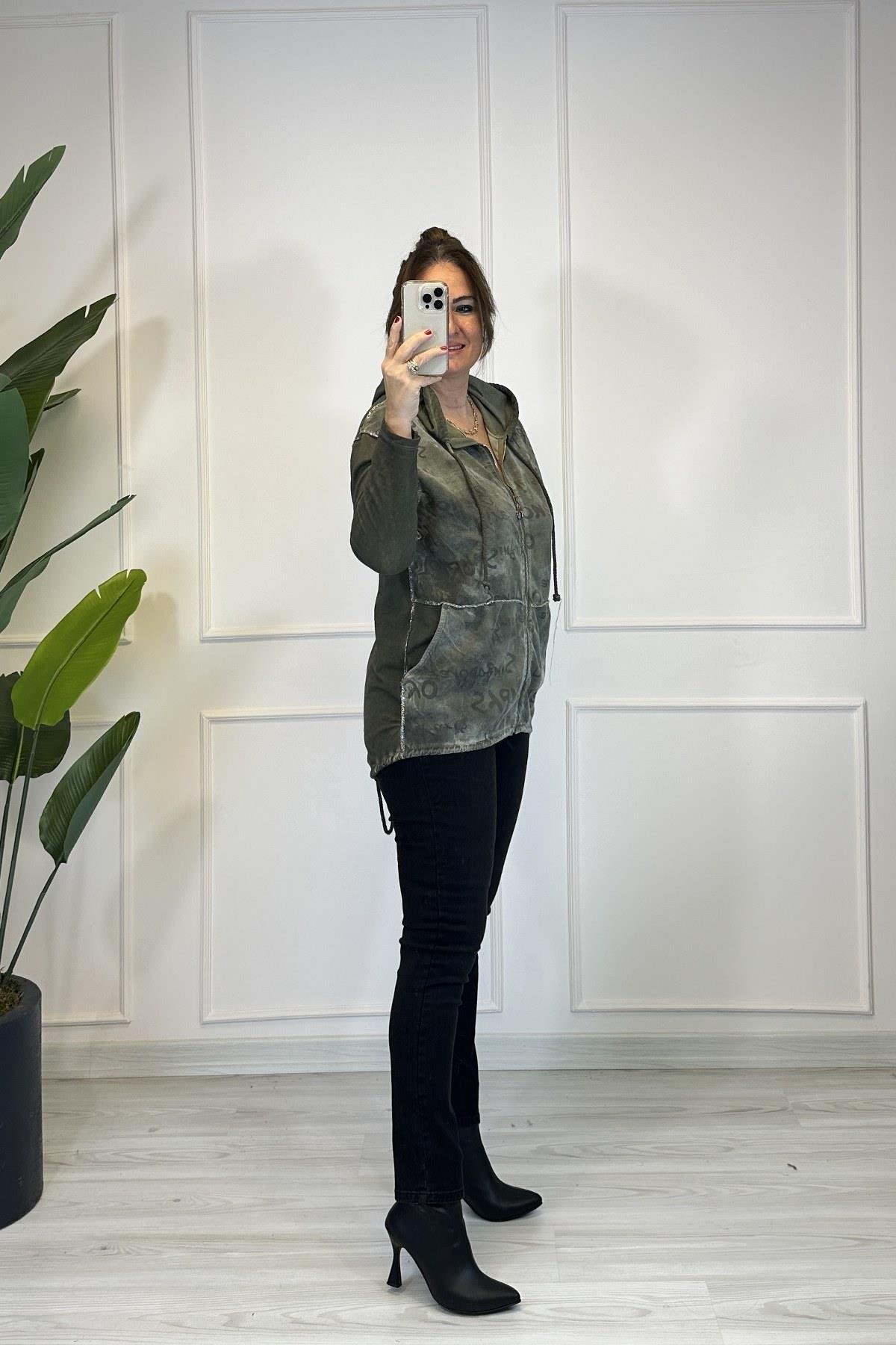 Sim Dikiş Detaylı Yazılı Ceket Yeşil