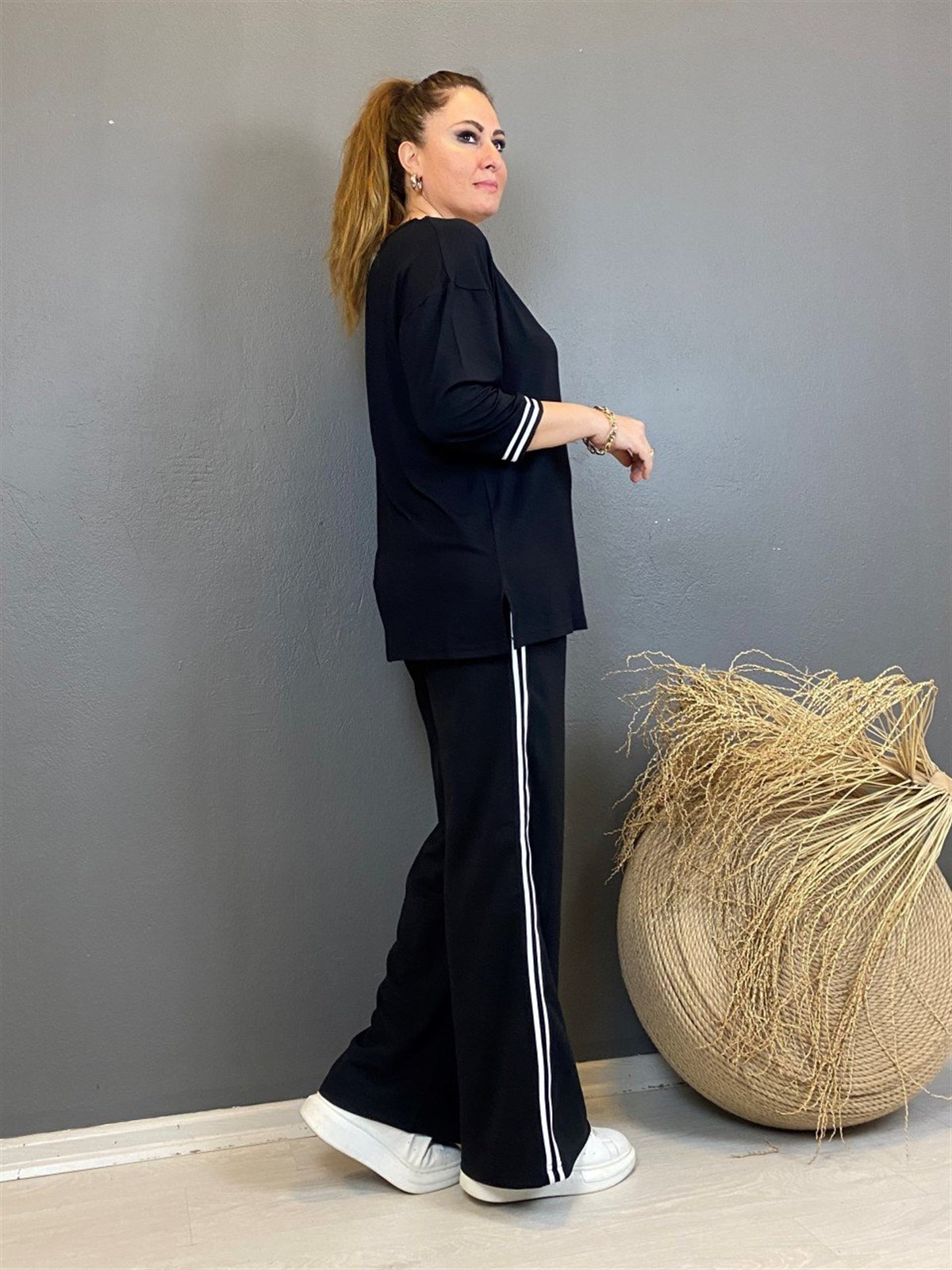 V Yaka Şerit Detaylı Eşofman Takımı