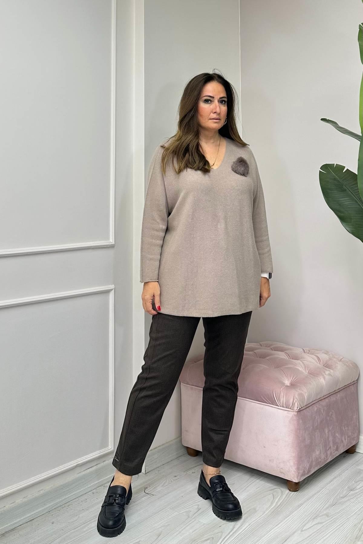 Yaka Ponpon Detaylı V Yaka Angora Triko Bej