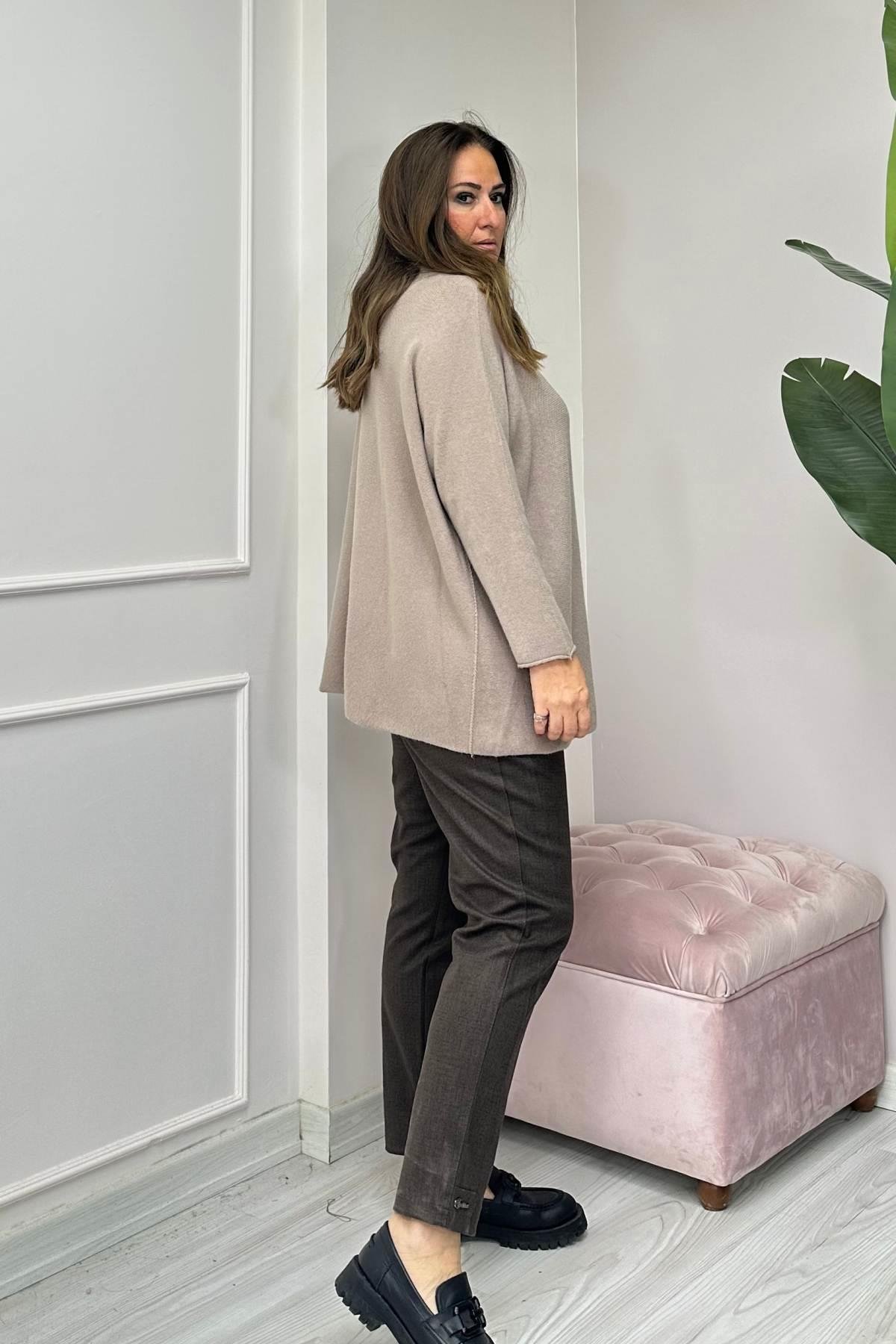 Yaka Ponpon Detaylı V Yaka Angora Triko Bej