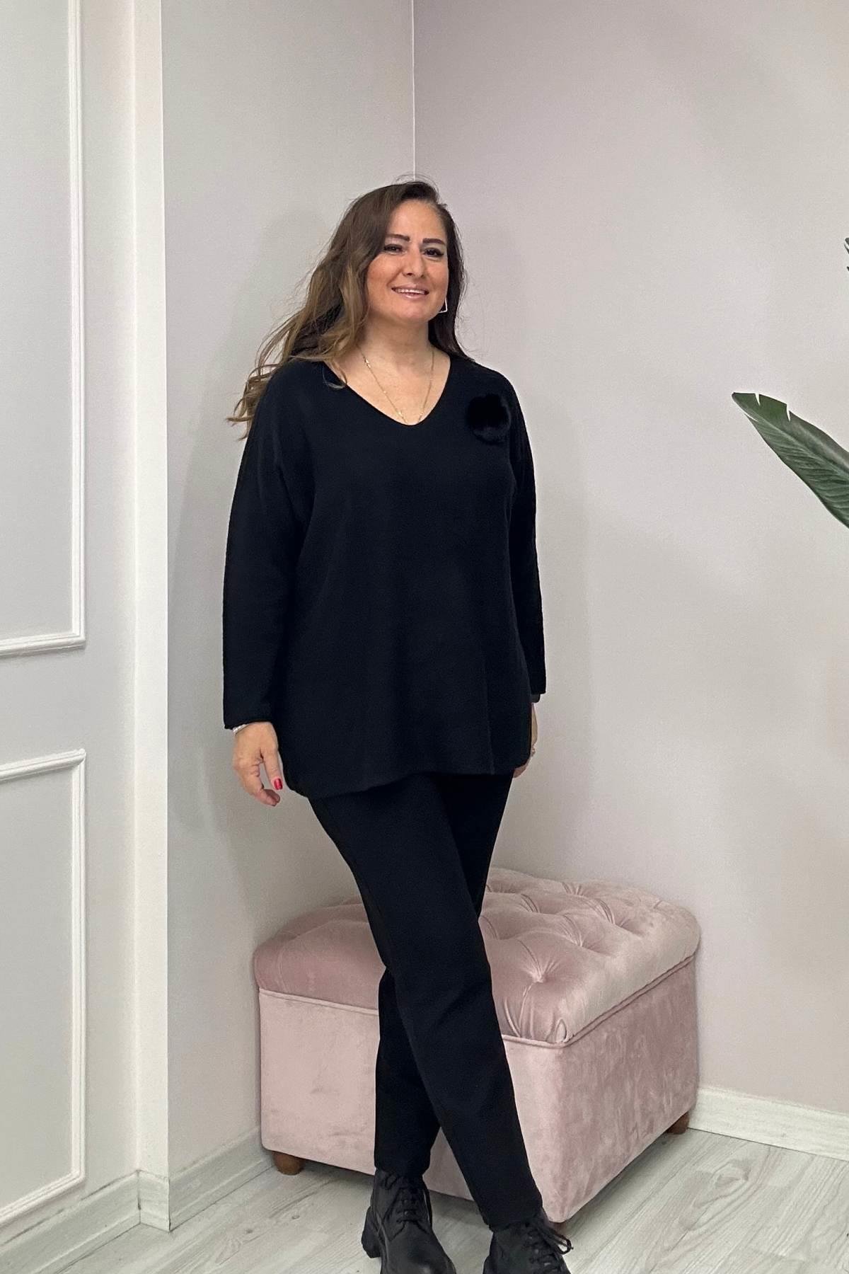 Yaka Ponpon Detaylı V Yaka Angora Triko Siyah