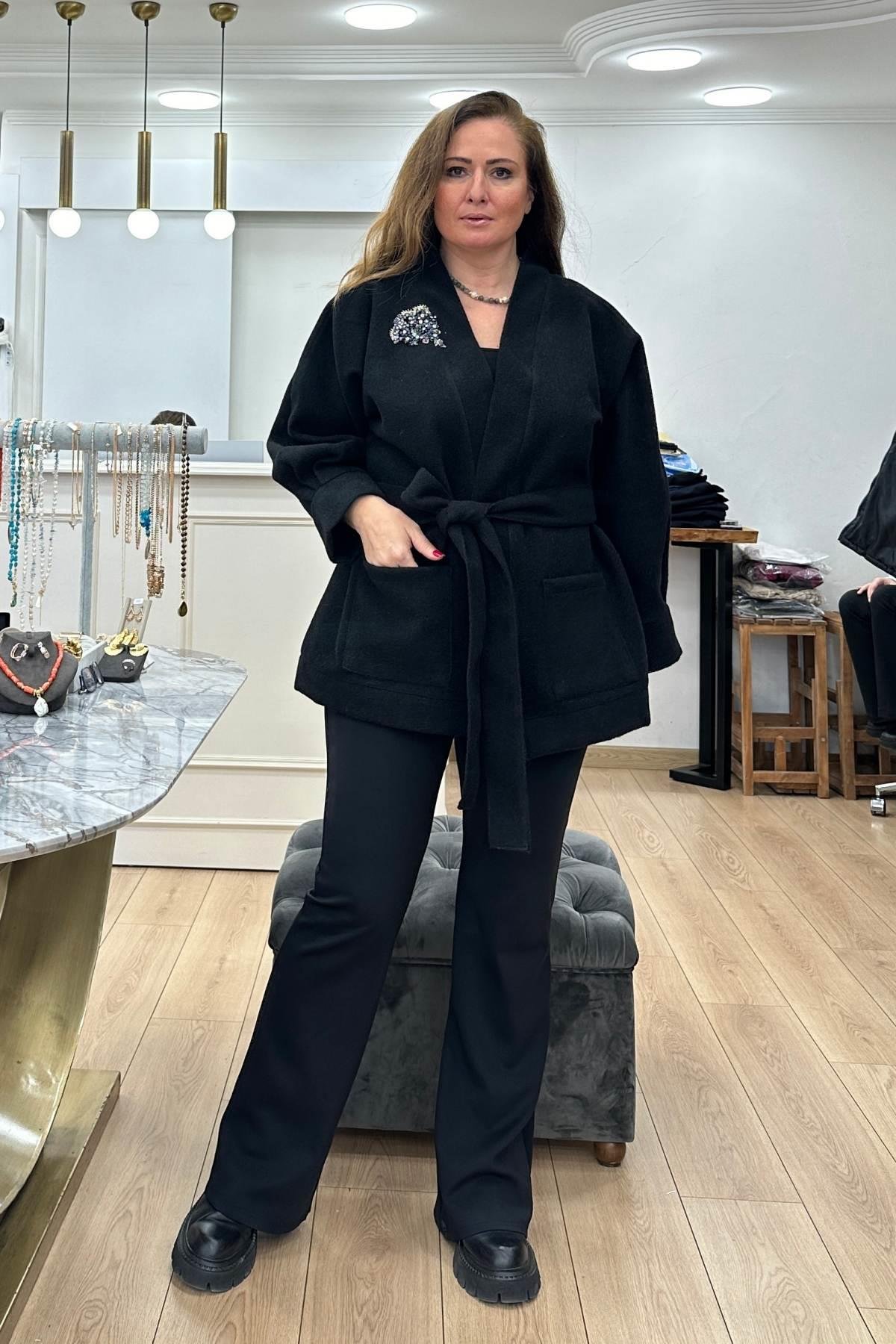 Yakası Taş Detaylı Kaşe Mont Siyah