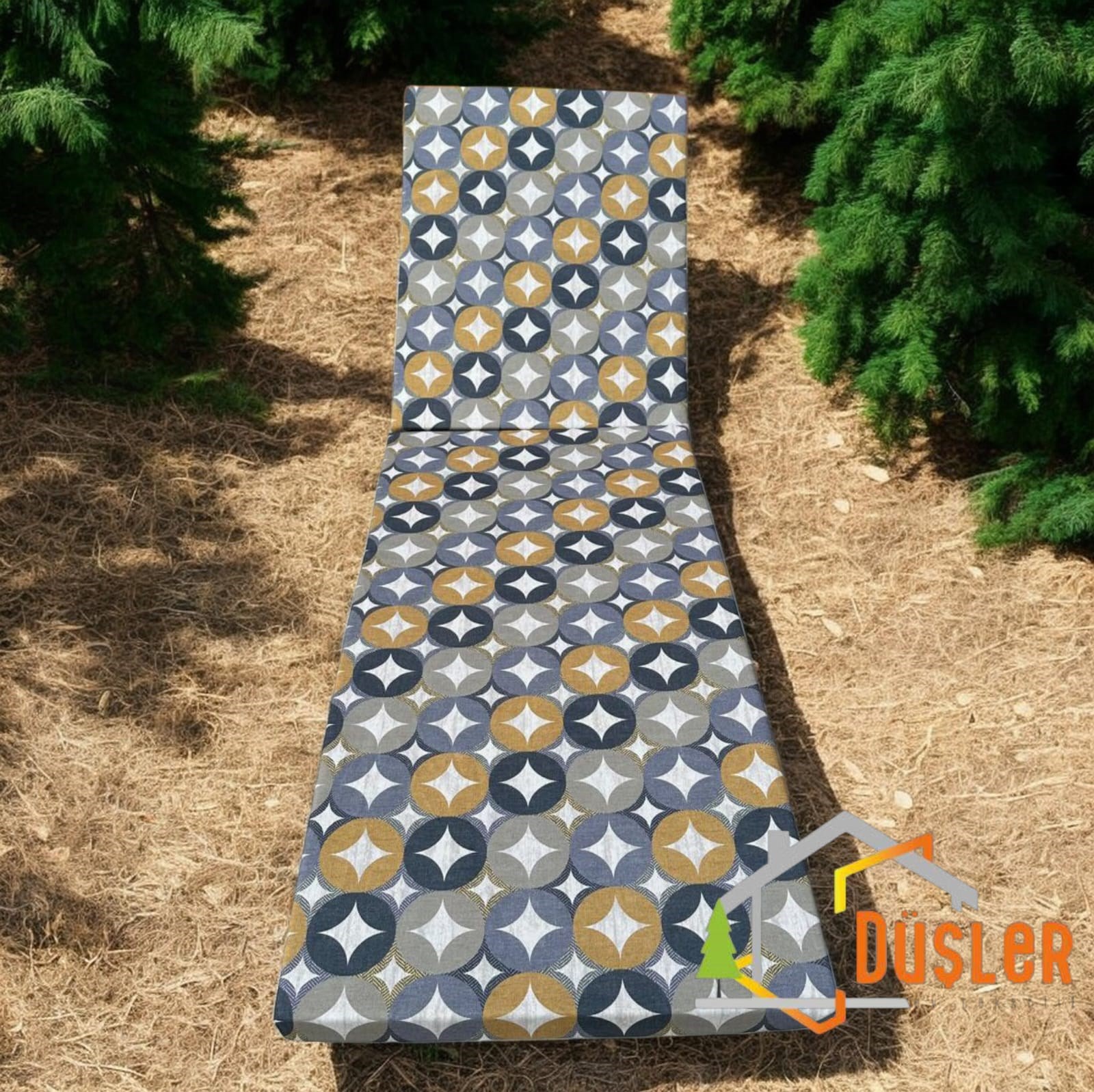 Düşler Ev Tekstili Gri ve Hardal Renkli Geometrik Desenli Su ve Leke İtici Kumaş Fermuarlı Bağcıklı Yıkanabilir Kılıf Bahçe Havuz Plaj Şezlong Minderi