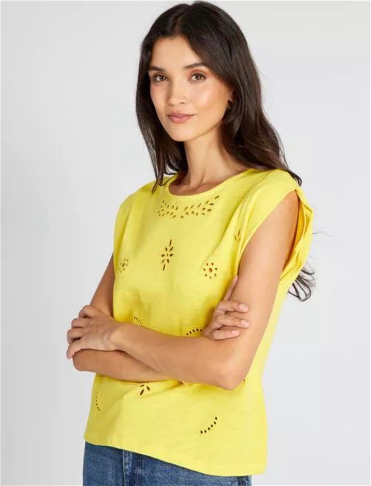 Güpü Detaylı Sarı Basic tişört
