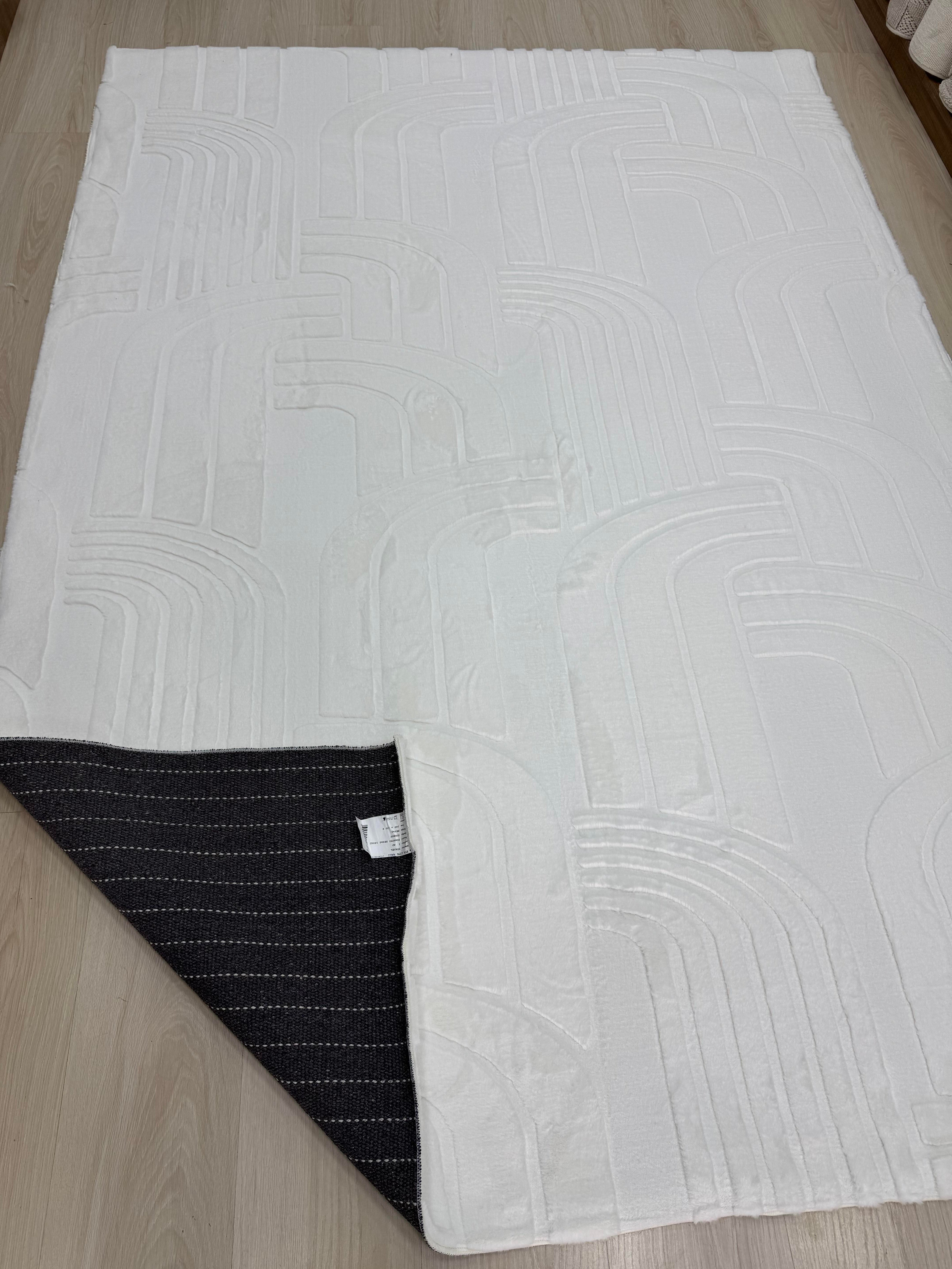 Zümrüt Beyaz Desenli Peluş Halı 160x230