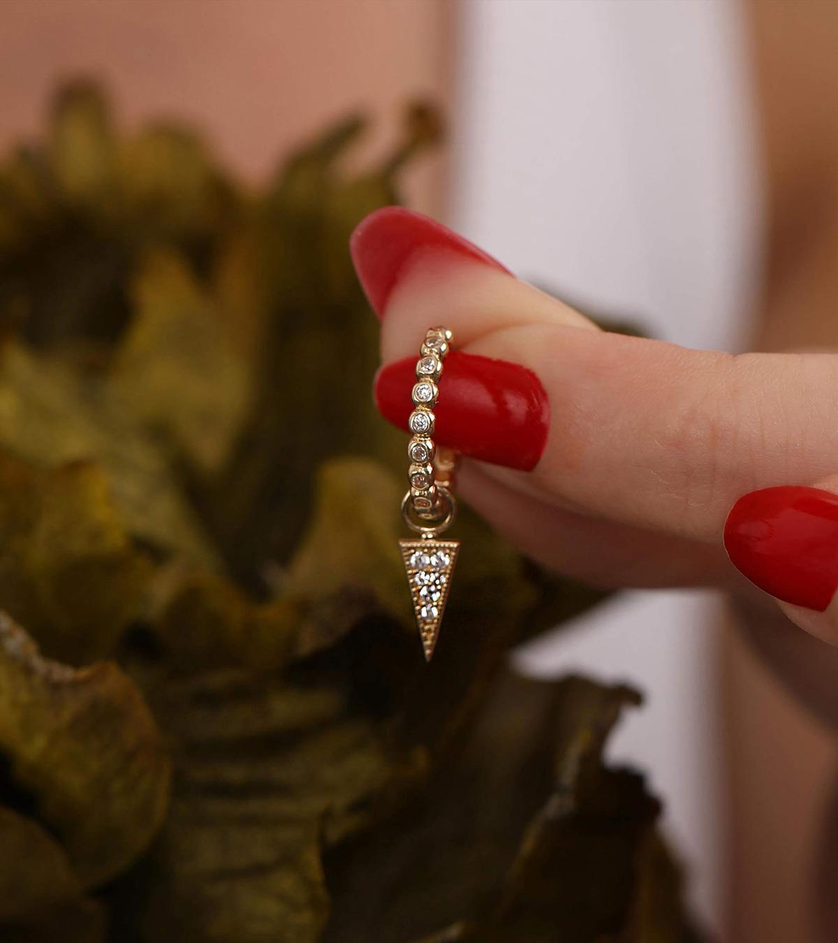 Taşlı Üçgen Sallantılı Küpe