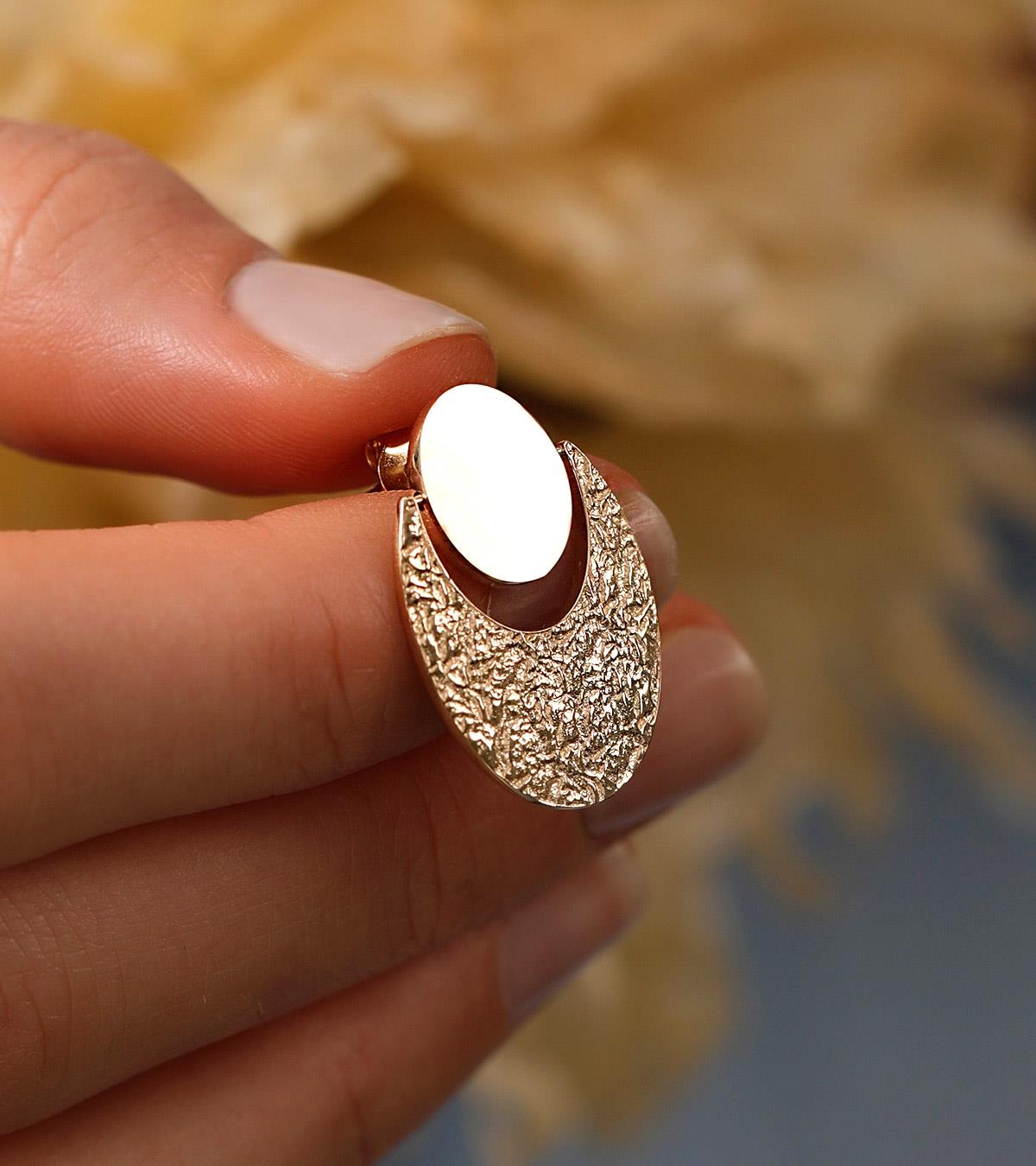 Dokulu Oval Tasarım Küpe