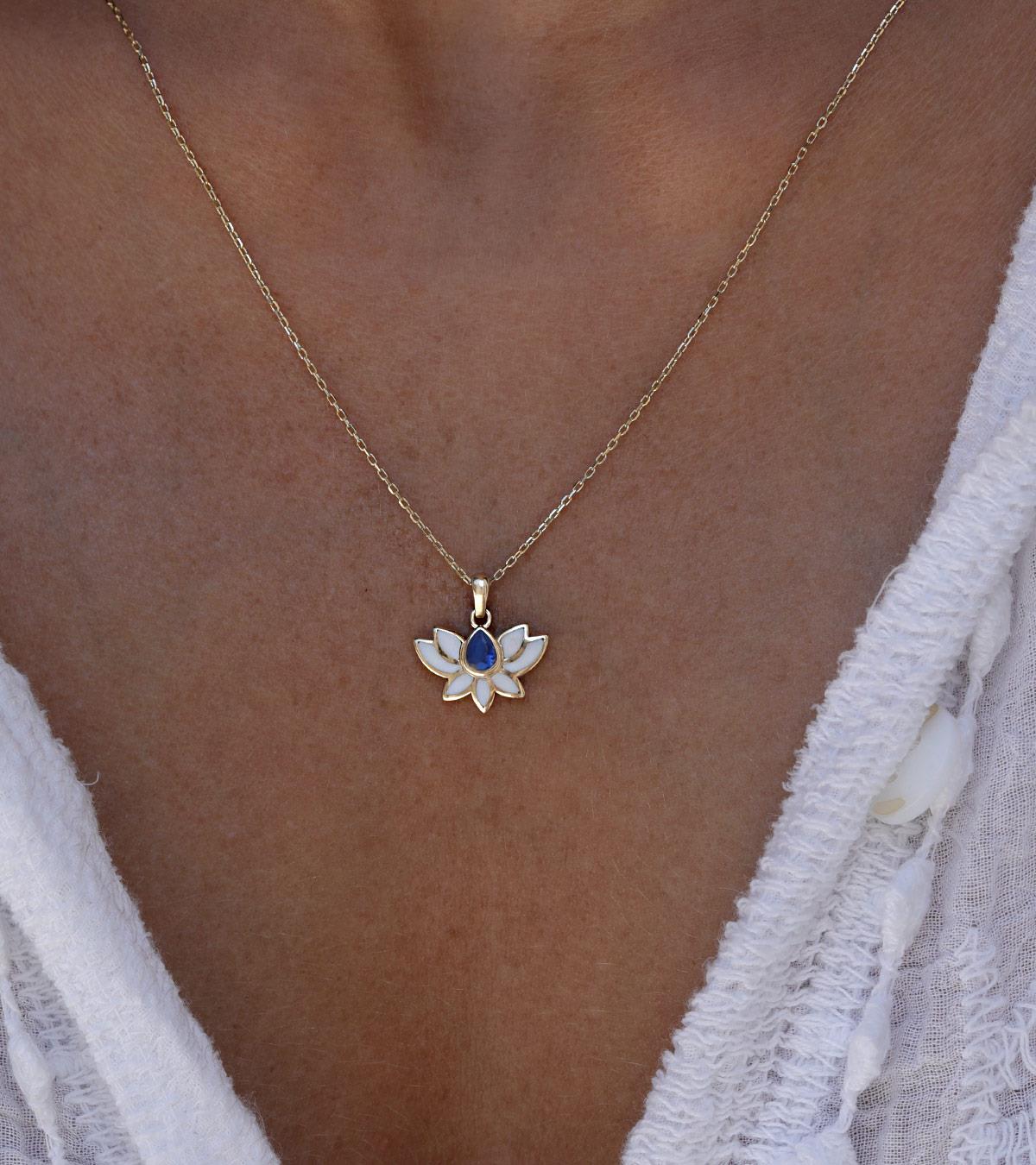 Lacivert Taşlı Lotus Kolye