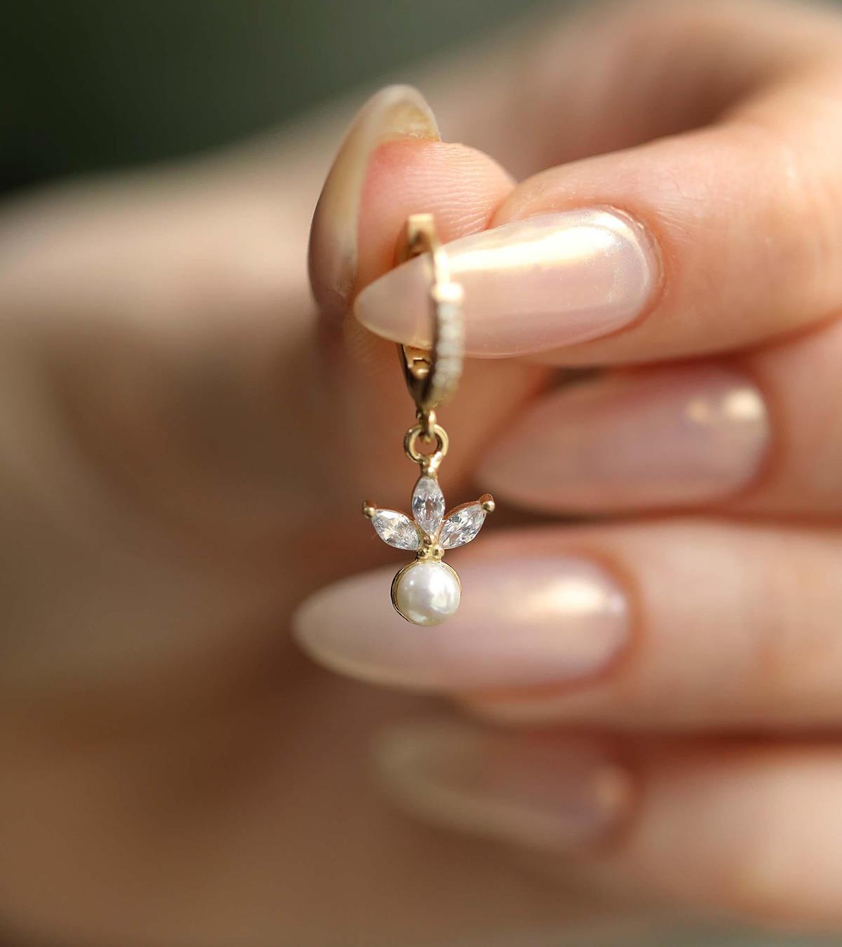 İncili Lotus Halka Küpe