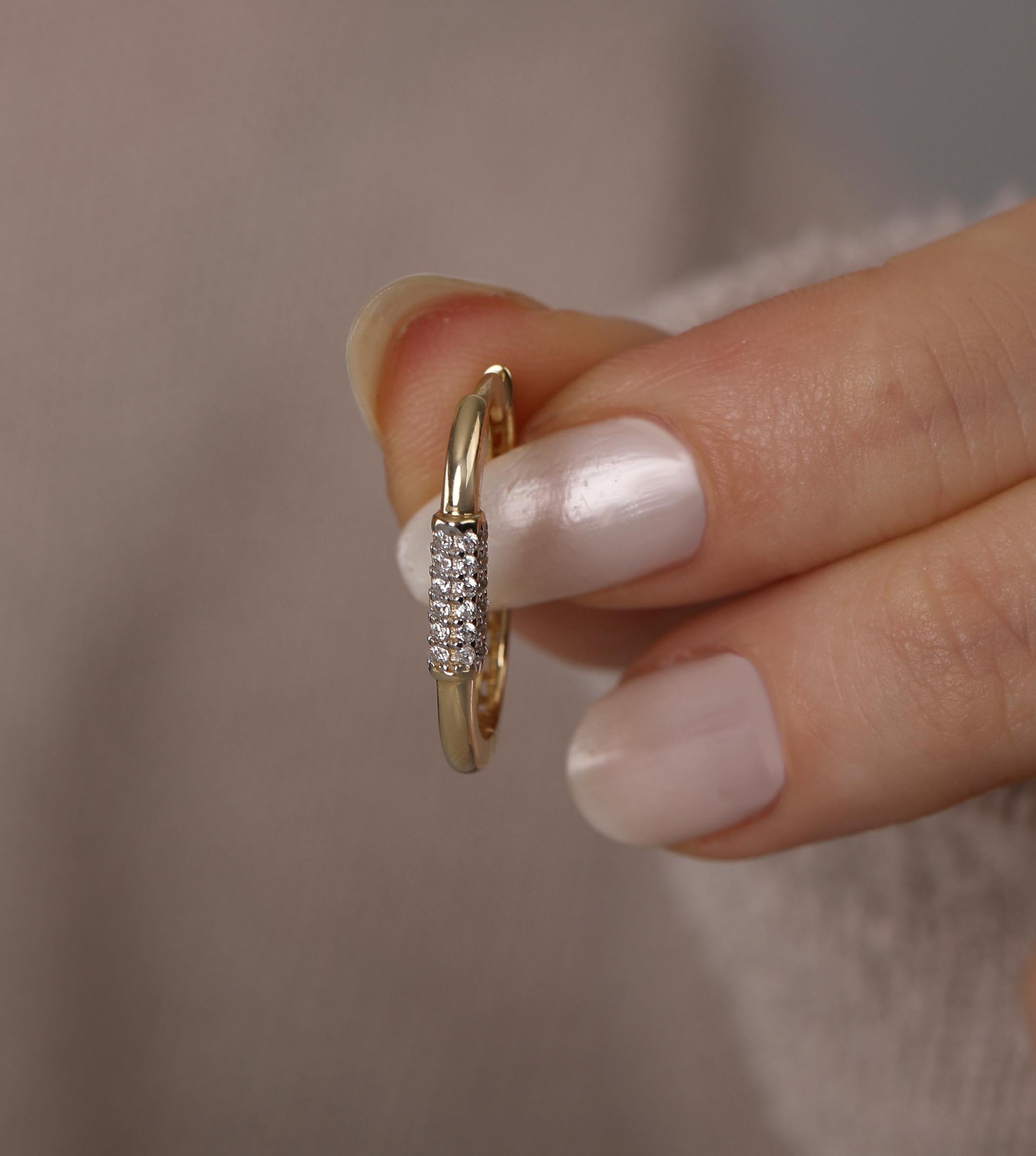 Taş Detaylı Oval Küpe
