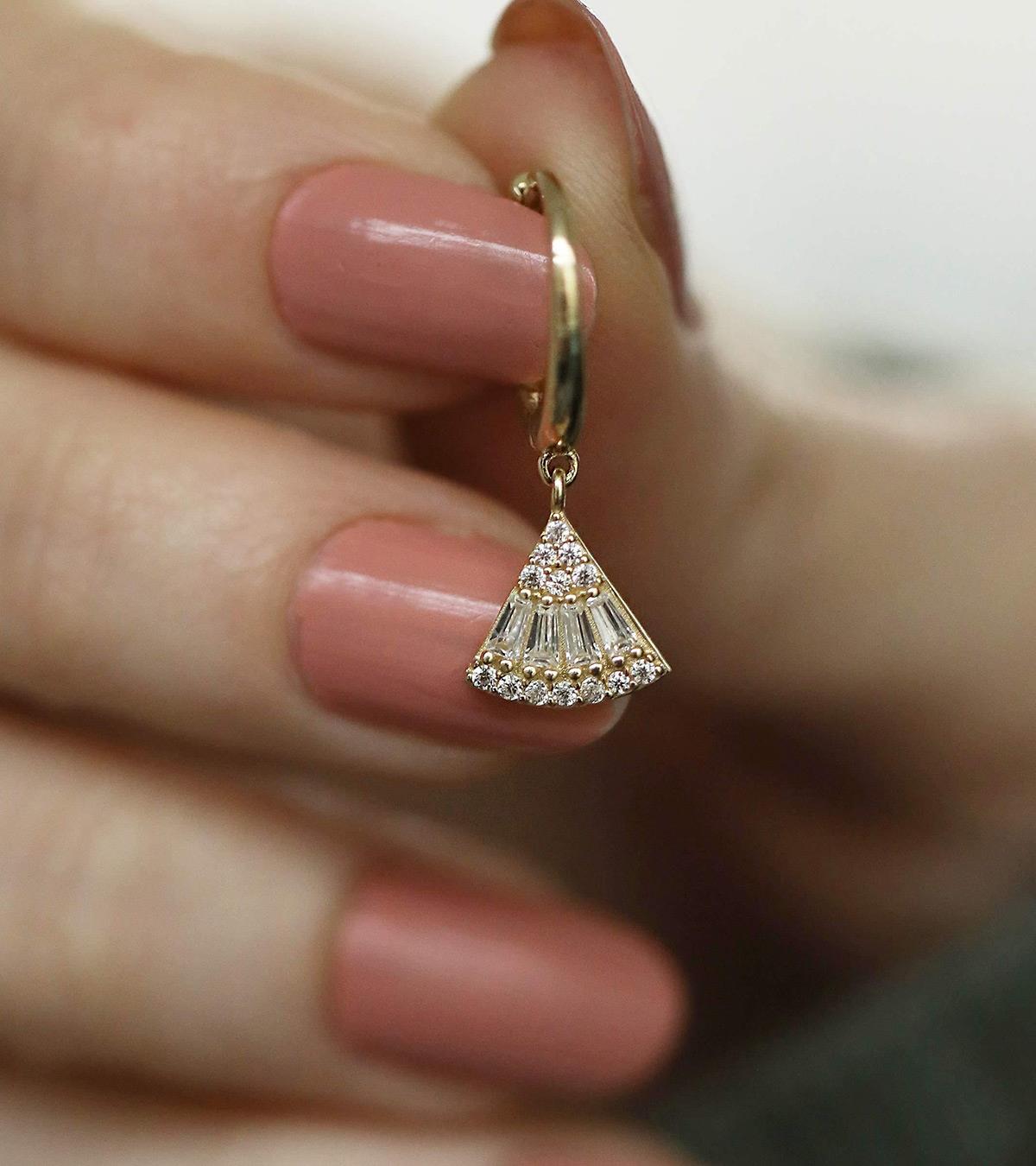 Taşlı Yelpaze Halka Küpe