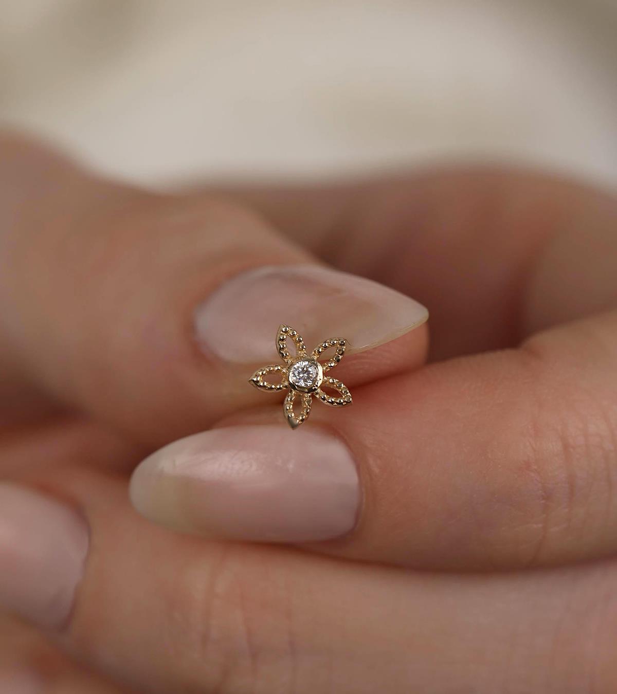 Tektaşlı Papatya Piercing
