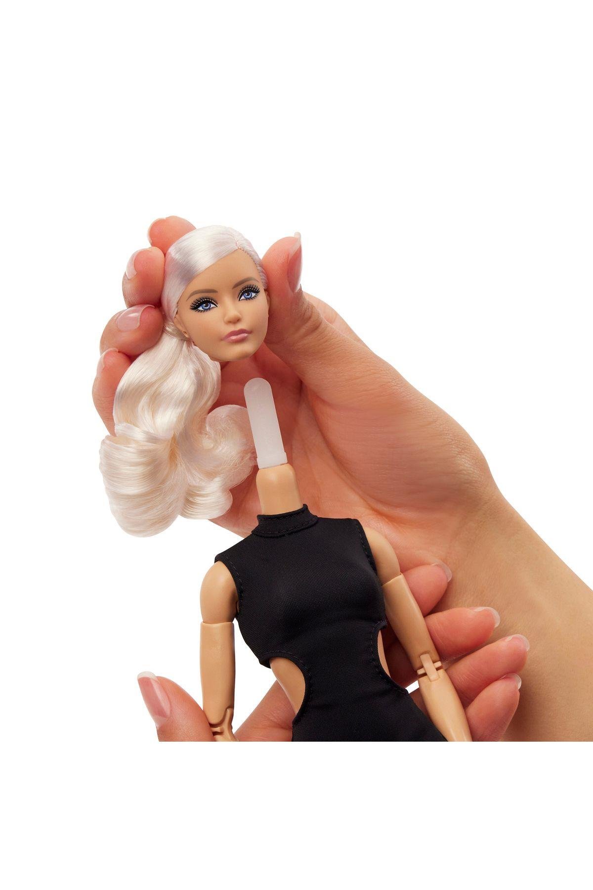 BASICS™ İkonik Koleksiyon Bebekler - Siyah elbisesi ve gladyatör çizmeleriyle sarışın JBH71-Oyuncak Bebekler