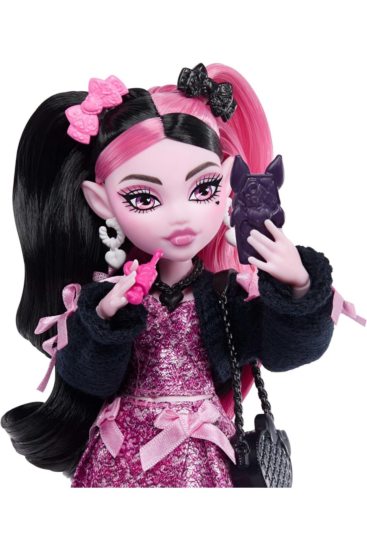 Bebek, Pembe Fiyonklu Elbise ve Siyah Hırka ile Draculaura JHK29-Oyuncak Bebekler