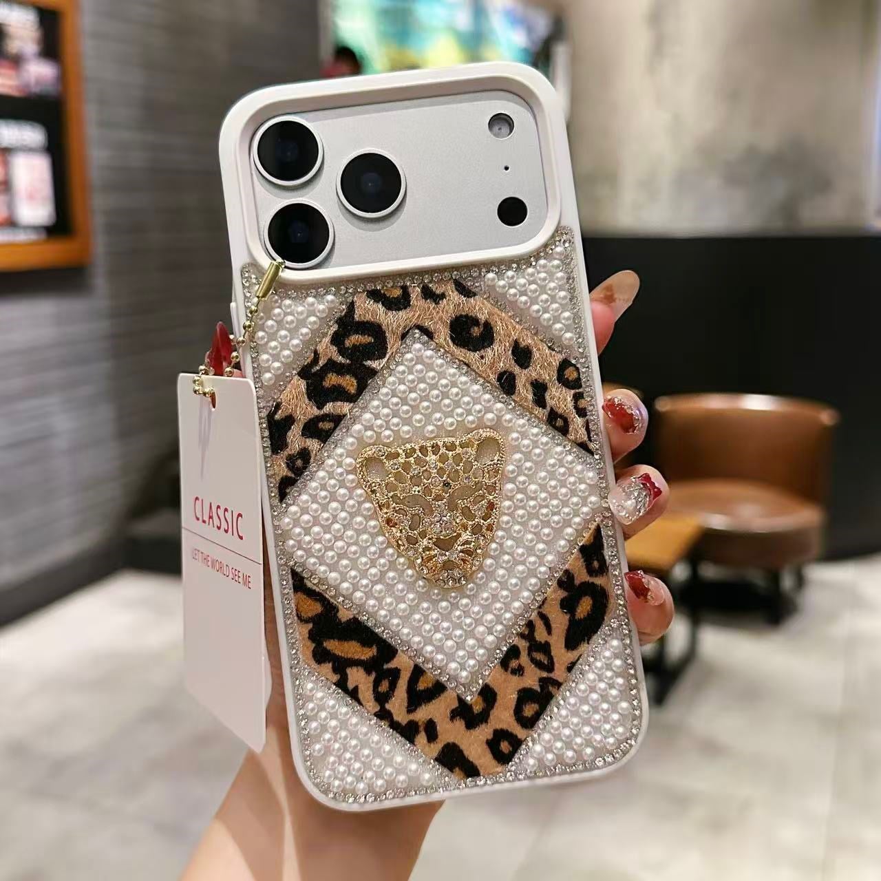 Queen Leopard Tasarımlı Korumalı İnci Taşlı Kılıf Beyaz Renkli