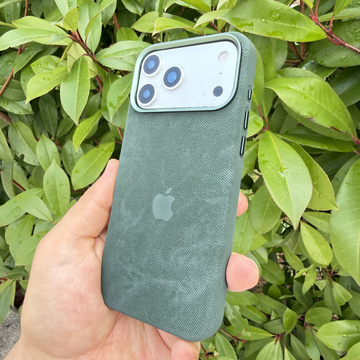 Suede Luxe Logolu M-Safe Premium Kılıf Yeşil Renkli