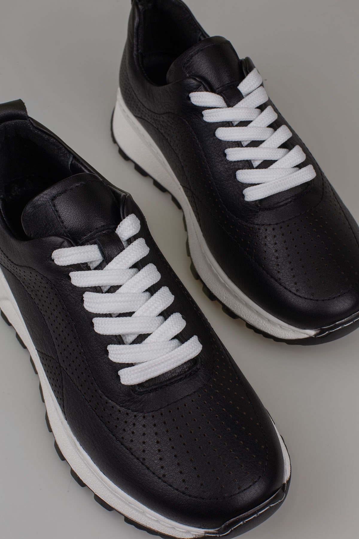 Trend Adımlar Siyah  Kadın Hakiki Deri Delikli Sneaker