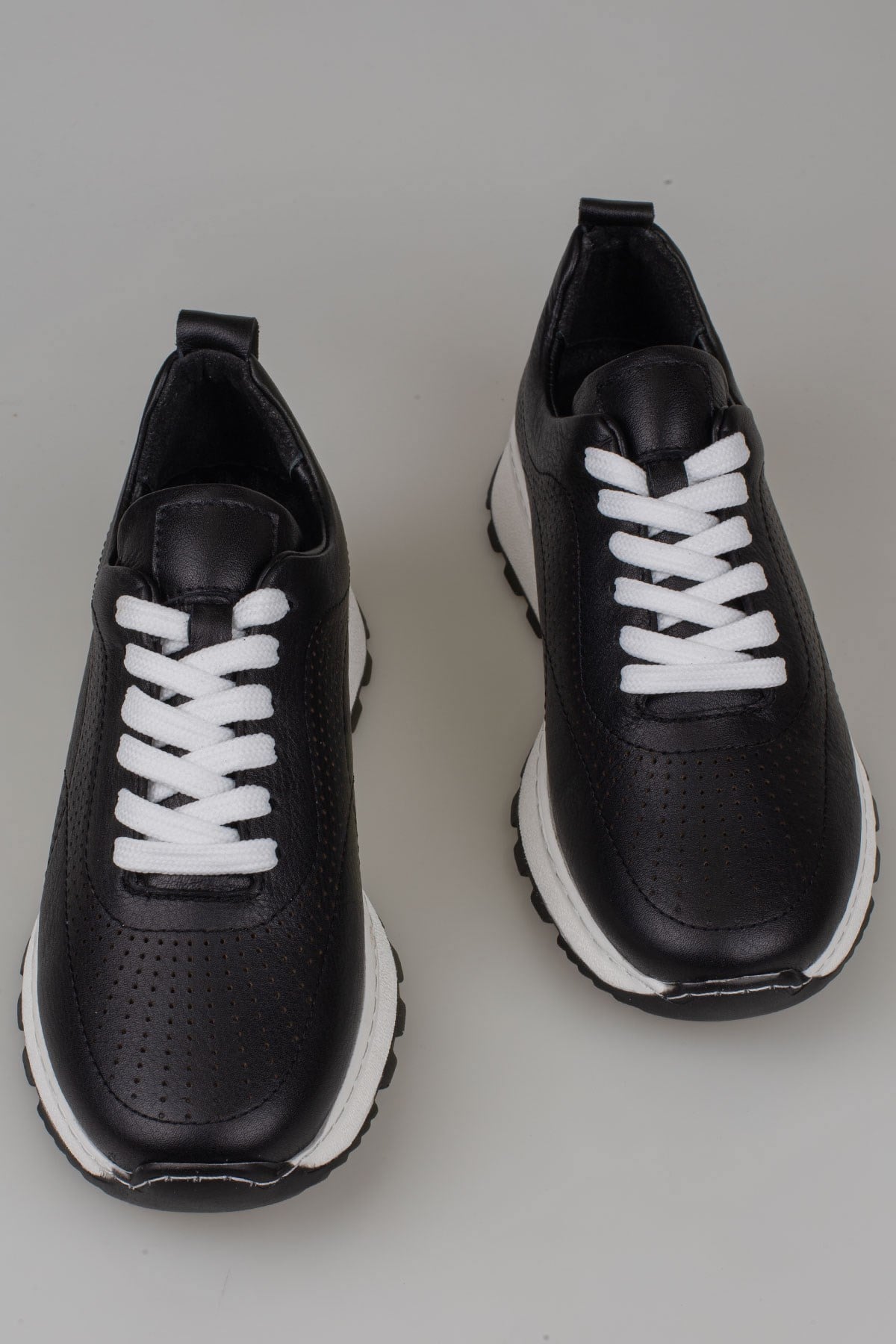 Trend Adımlar Siyah  Kadın Hakiki Deri Delikli Sneaker