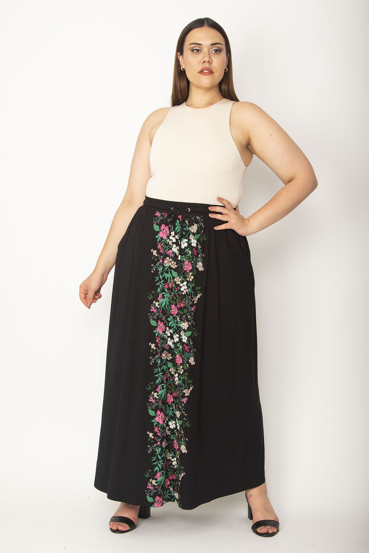 Kadın Siyah Beli Kuşgözü Bağcık Ve Lastikli Ön Ve Arka Ortası Desen Kombinli Etek 65N26983