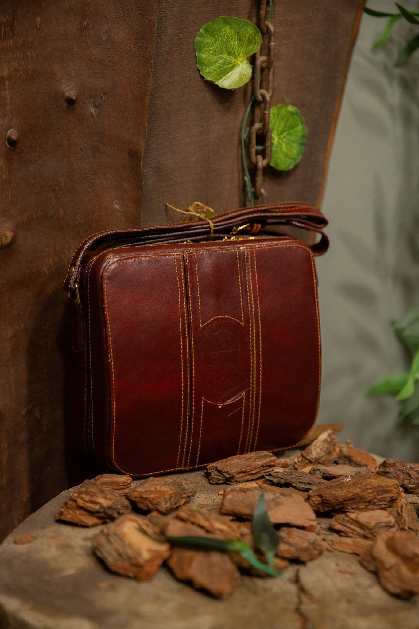 80's Burgundy Tooled Deri Çanta