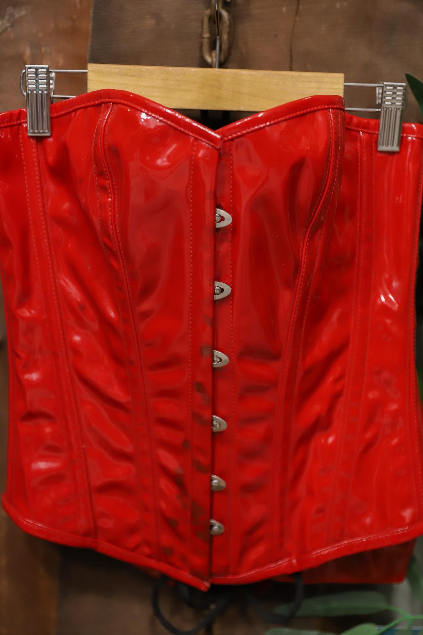 Red Vinyl Parlak Korse
