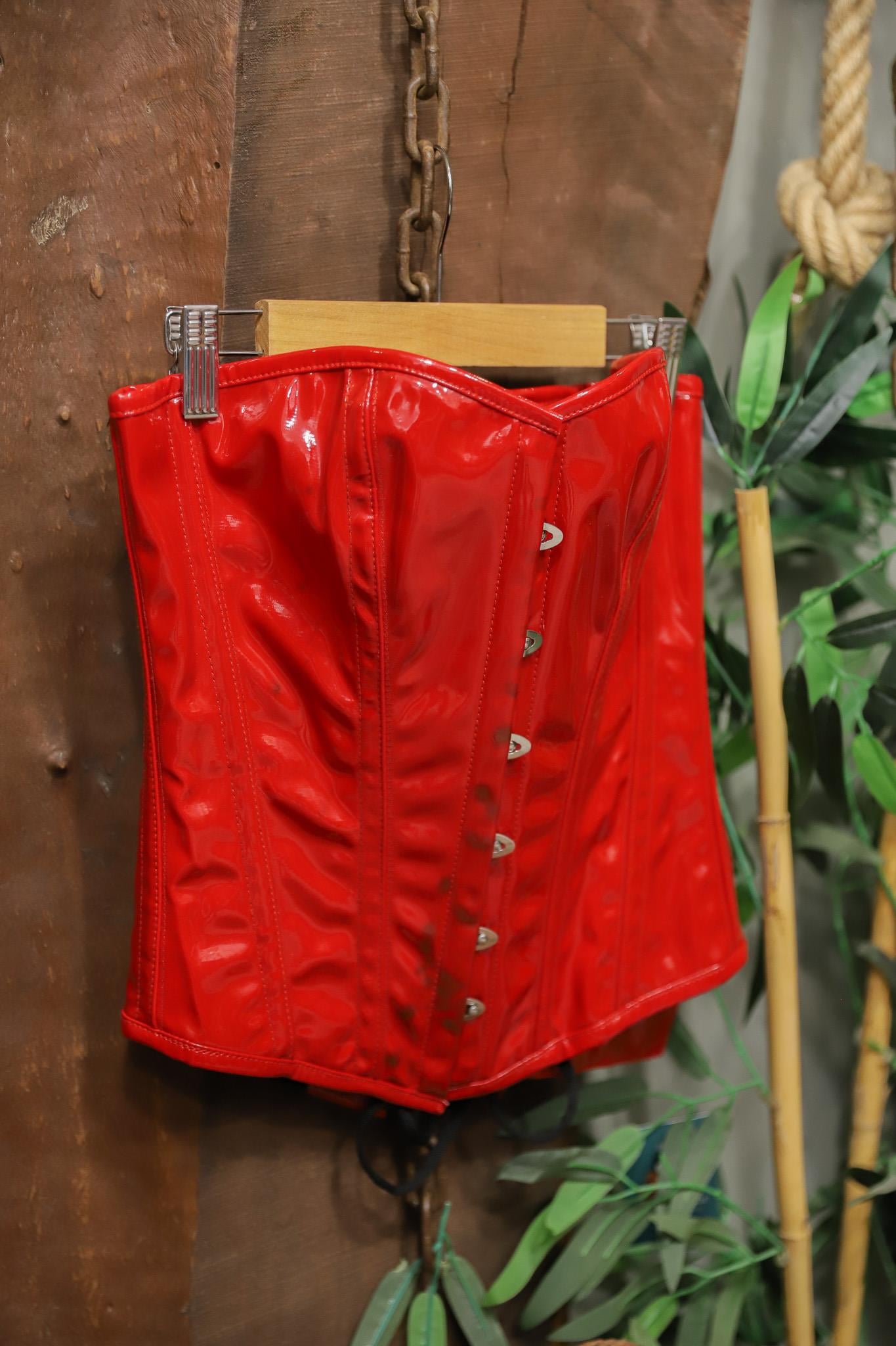 Red Vinyl Parlak Korse